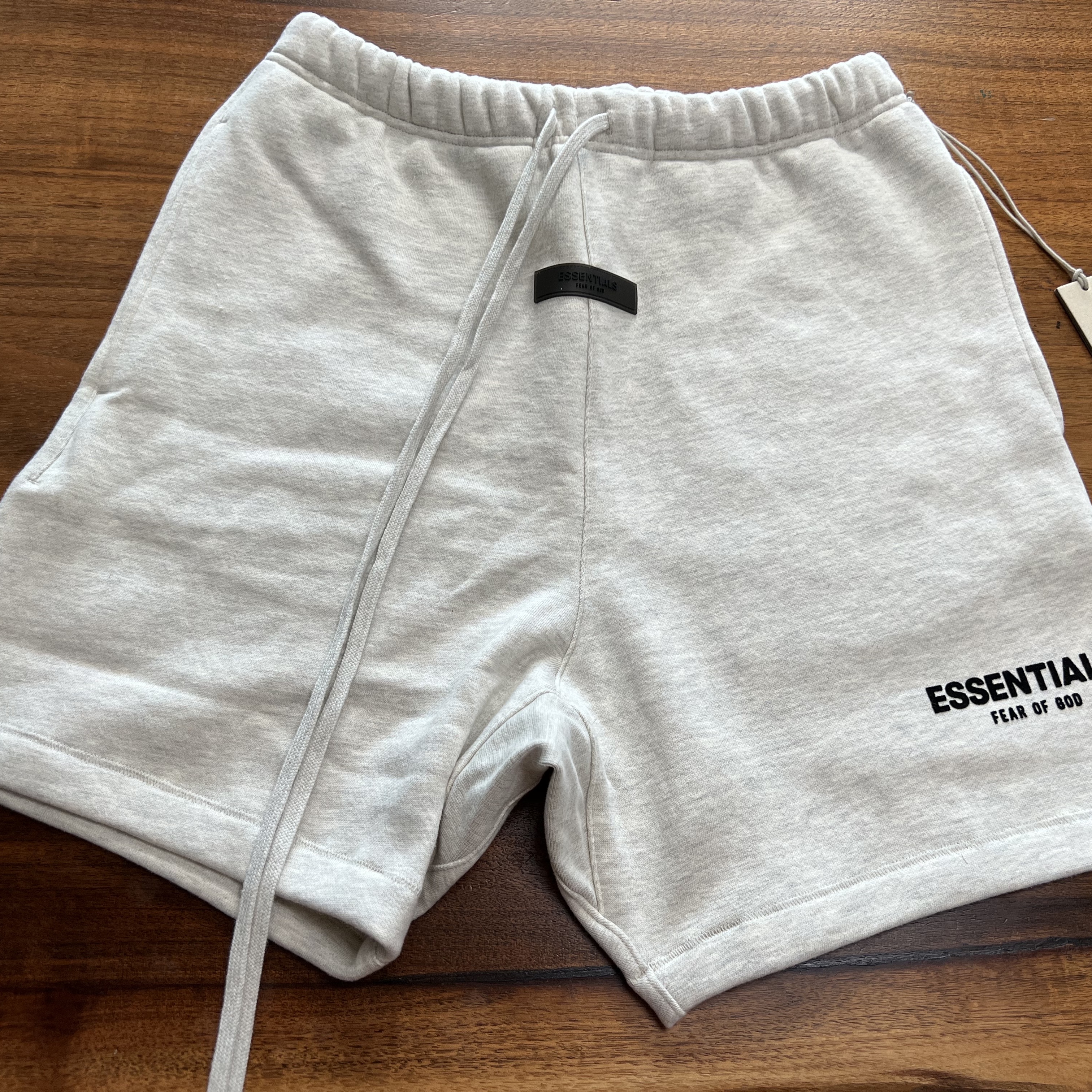 Essentials The Core Collection Sweatshorts Light Oatmeal 착용 스타일 - 1
