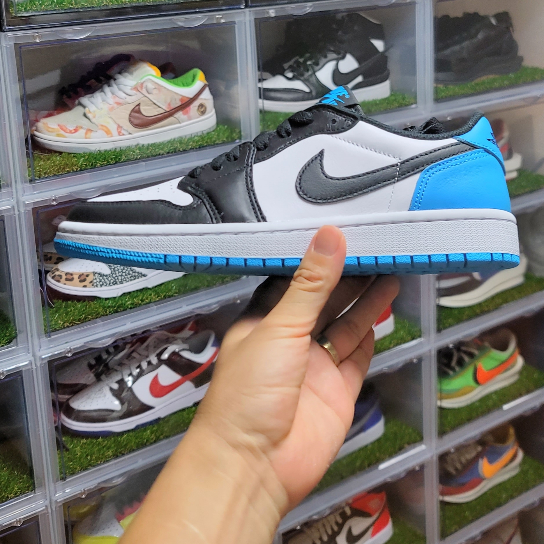 Jordan 1 Retro Low OG Black and Dark Powder Blue, (W) Jordan 1 Retro Low OG Black and Dark Powder Blue 착용 스타일 - 1