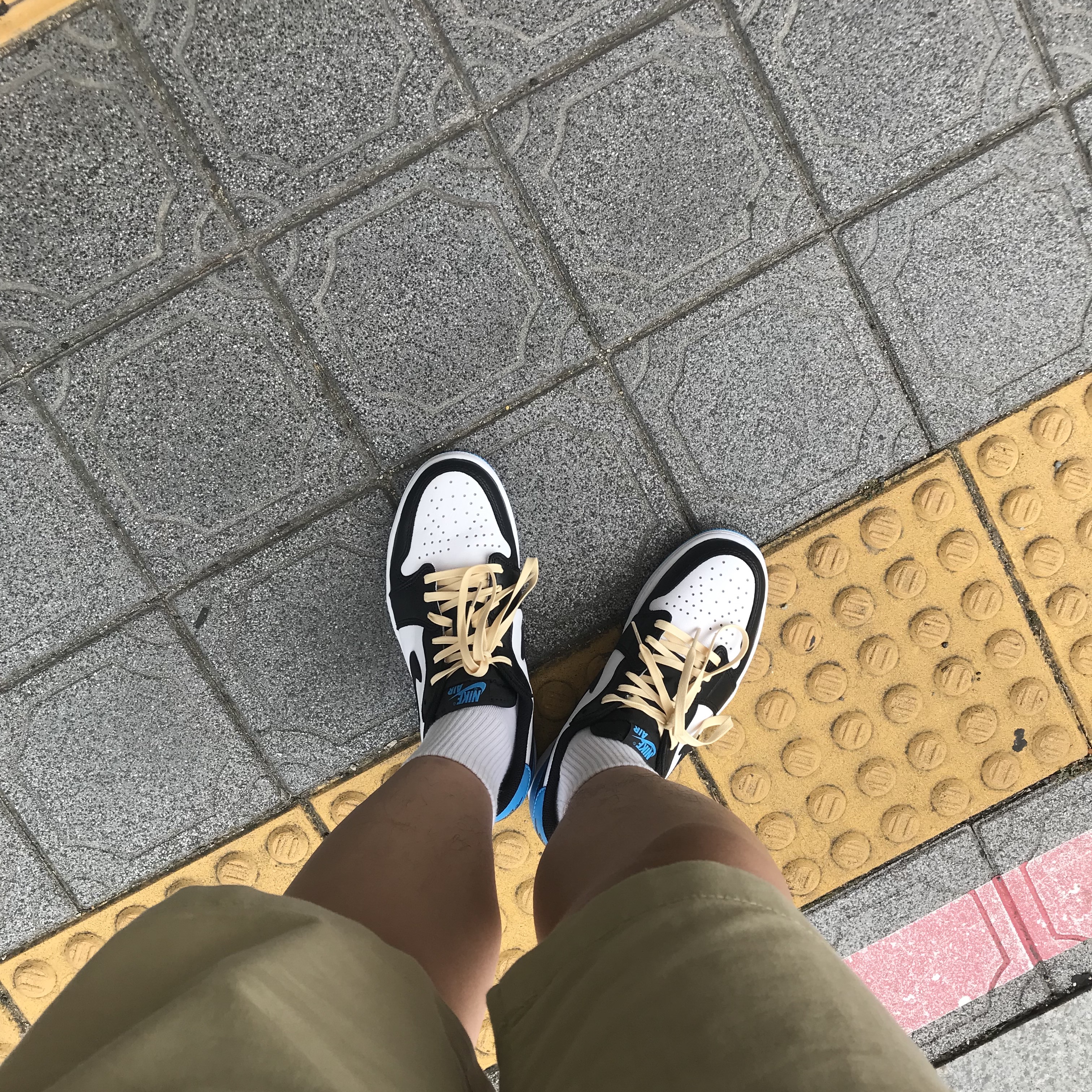 Jordan 1 Retro Low OG Black and Dark Powder Blue 착용 스타일 - 2