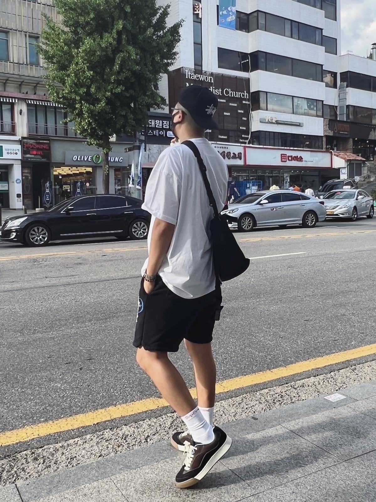 Dior x Cactus Jack B713 Sneakers Mocha Black, Telfar x Eastpak Medium Shopper Black 착용 스타일