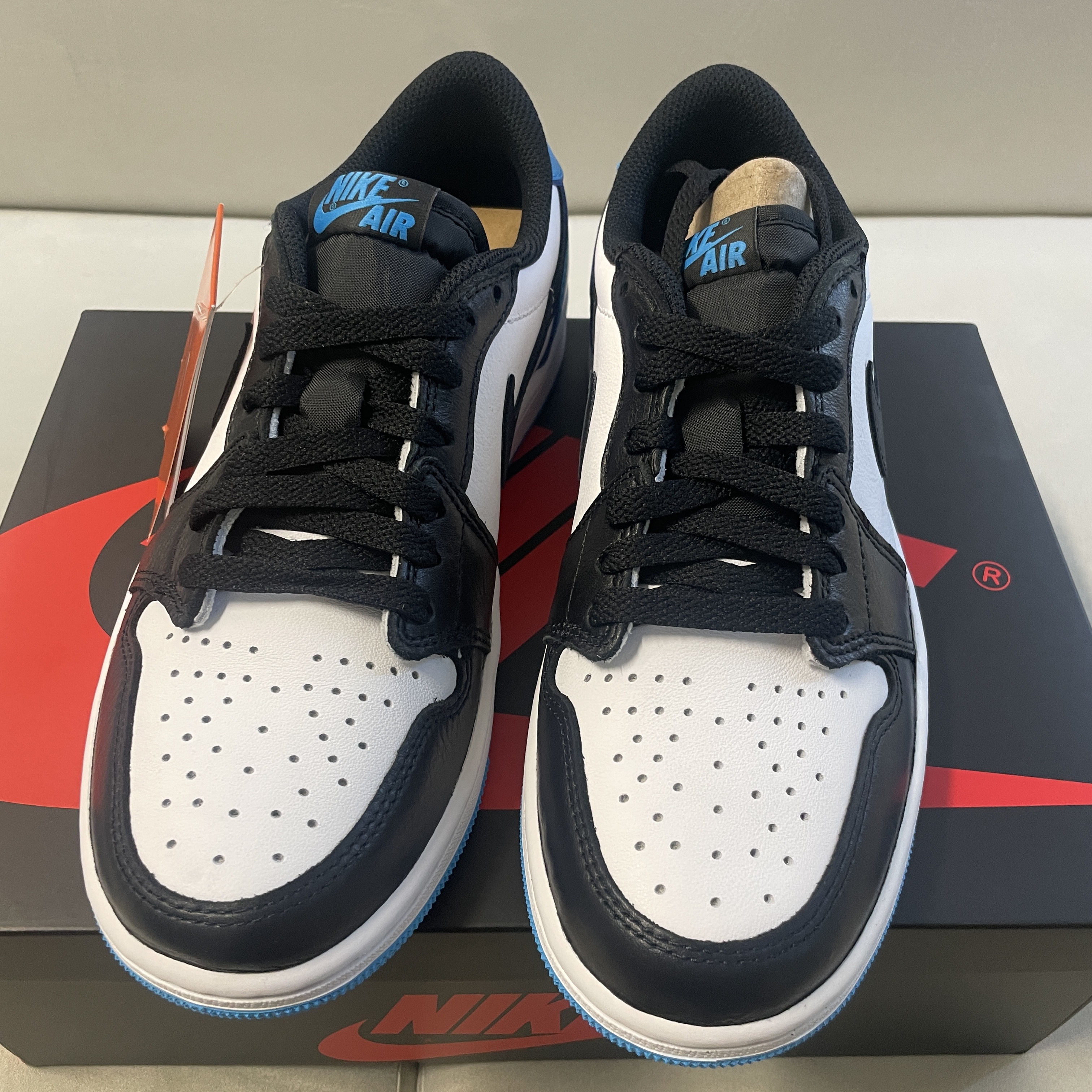 Jordan 1 Retro Low OG Black and Dark Powder Blue 착용 스타일 - 3