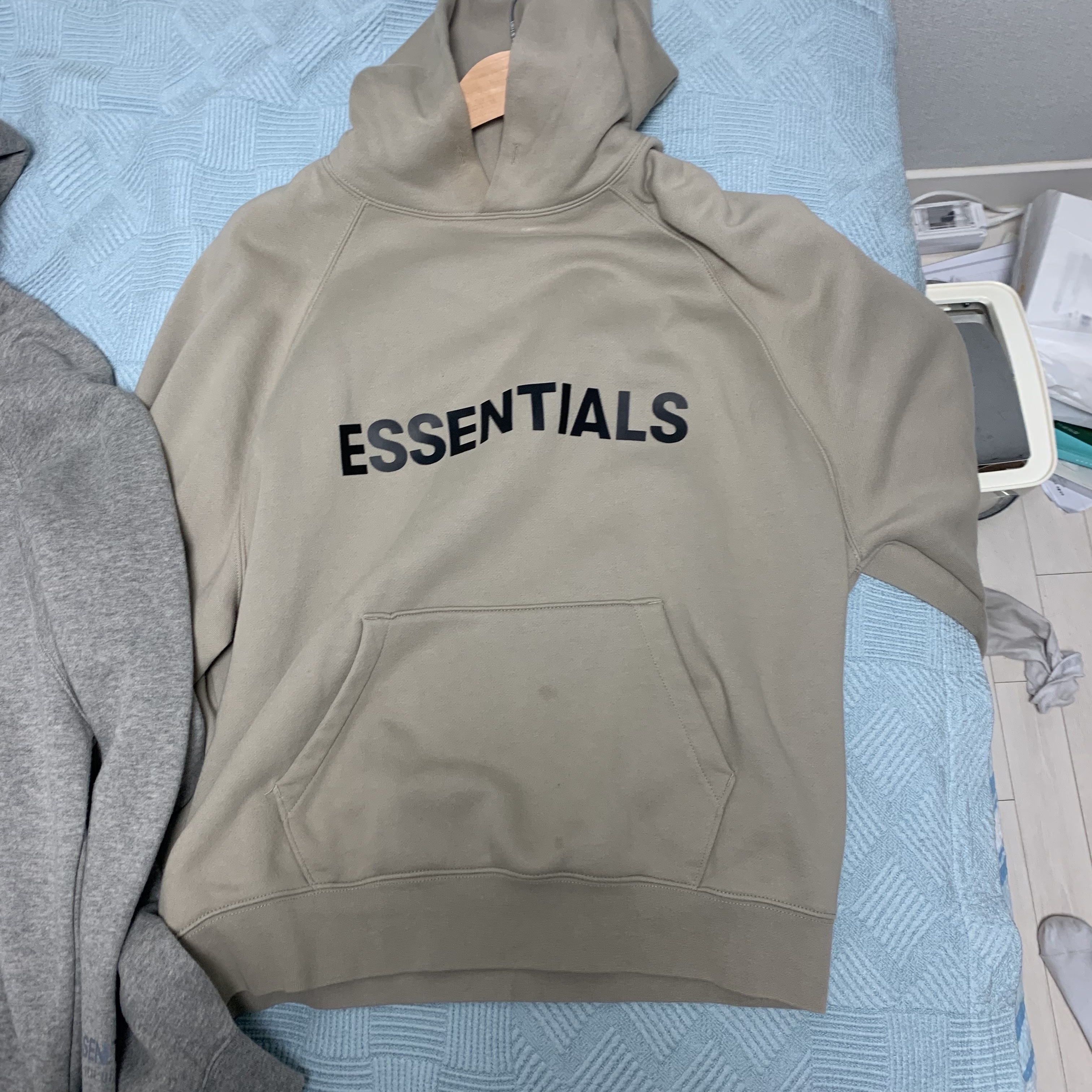 Essentials 3D Silicon Applique Pullover Hoodie Olive/Khaki - 20FW, Essentials 3D Silicon Applique Pullover Hoodie Heather Oatmeal/Dark Heather Oatmeal - 20FW 착용 스타일 - 5