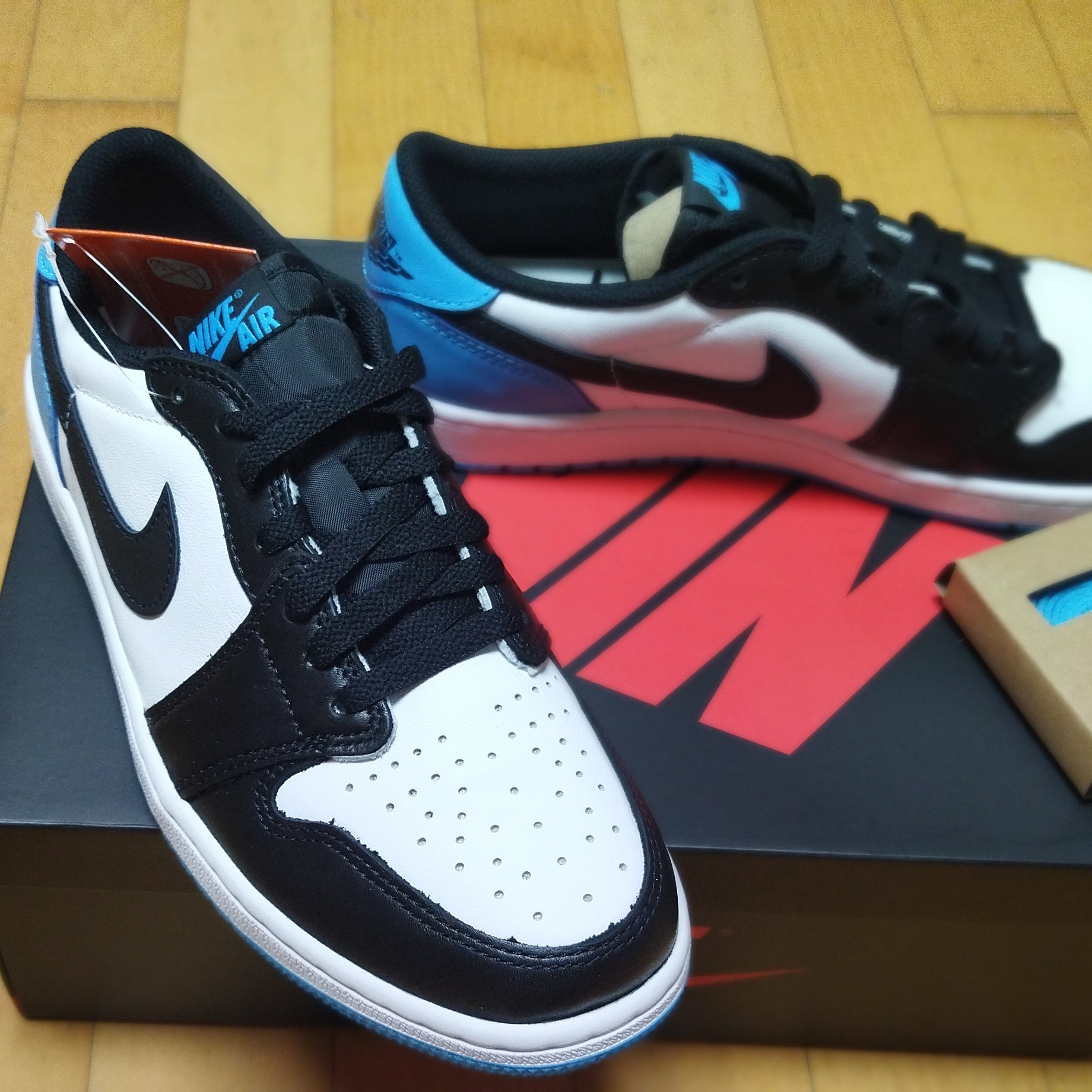Jordan 1 Retro Low OG Black and Dark Powder Blue 착용 스타일 - 3