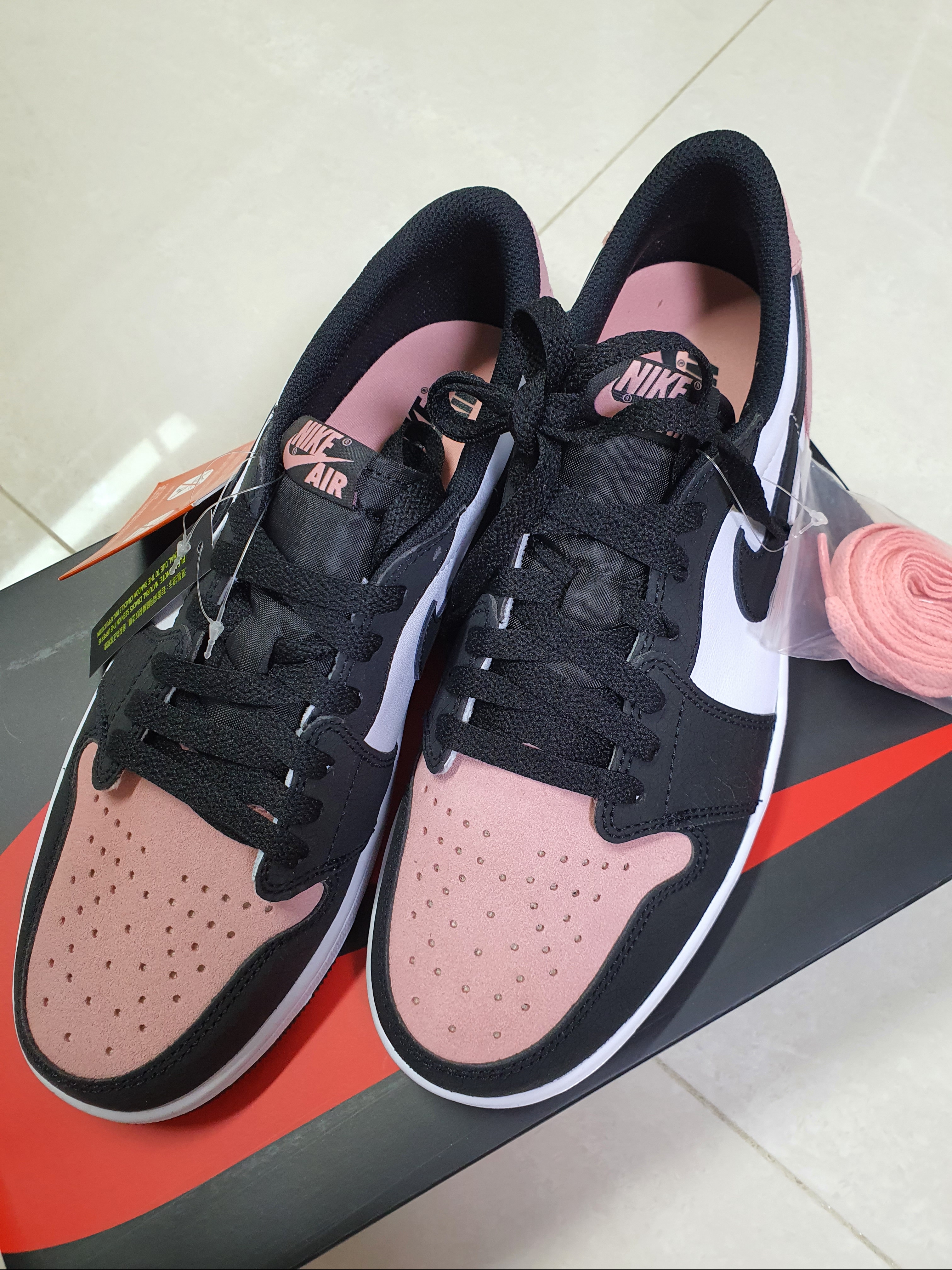 Jordan 1 Retro Low OG Bleached Coral 착용 스타일 - 1