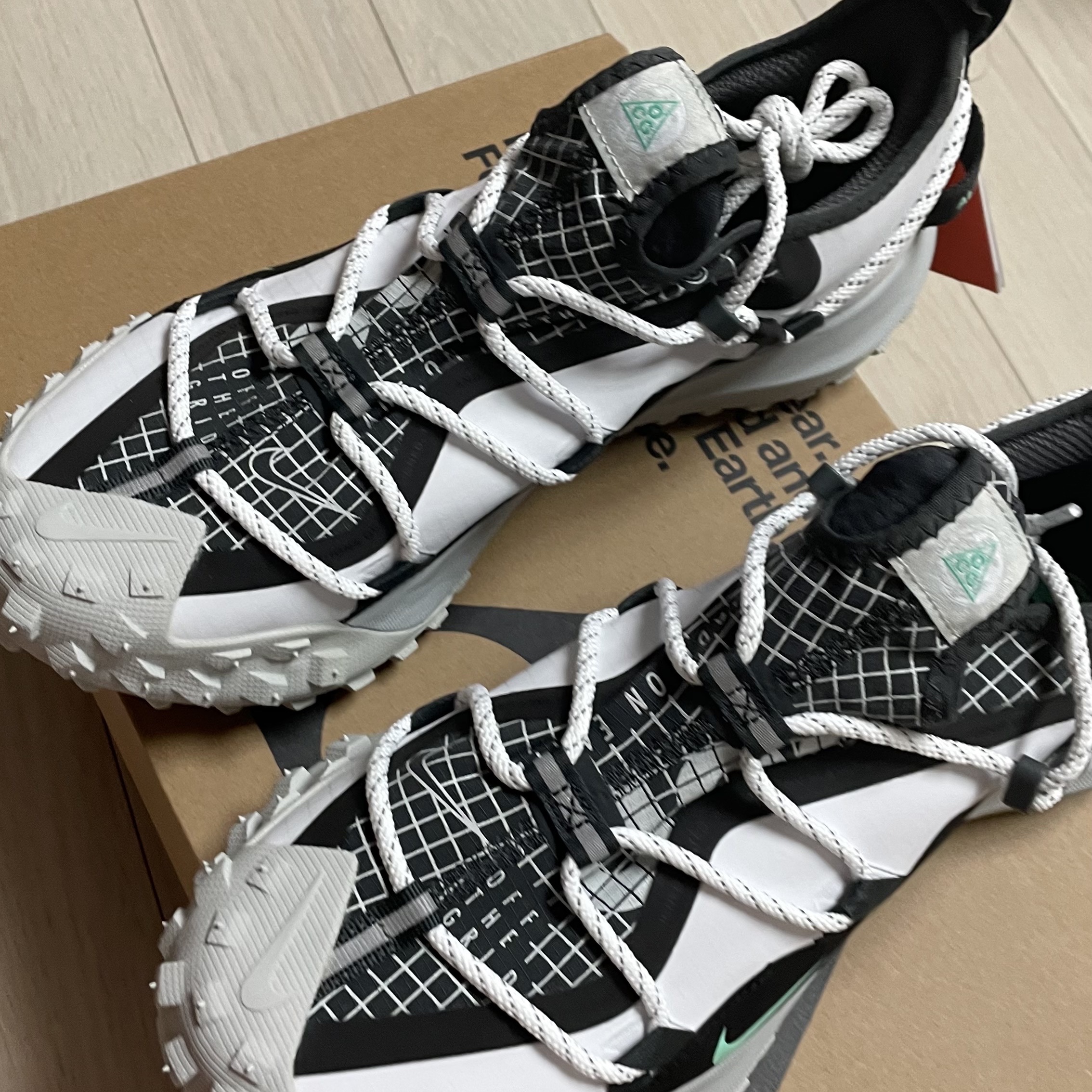 Nike ACG Mountain Fly Low SE White and Black 착용 스타일