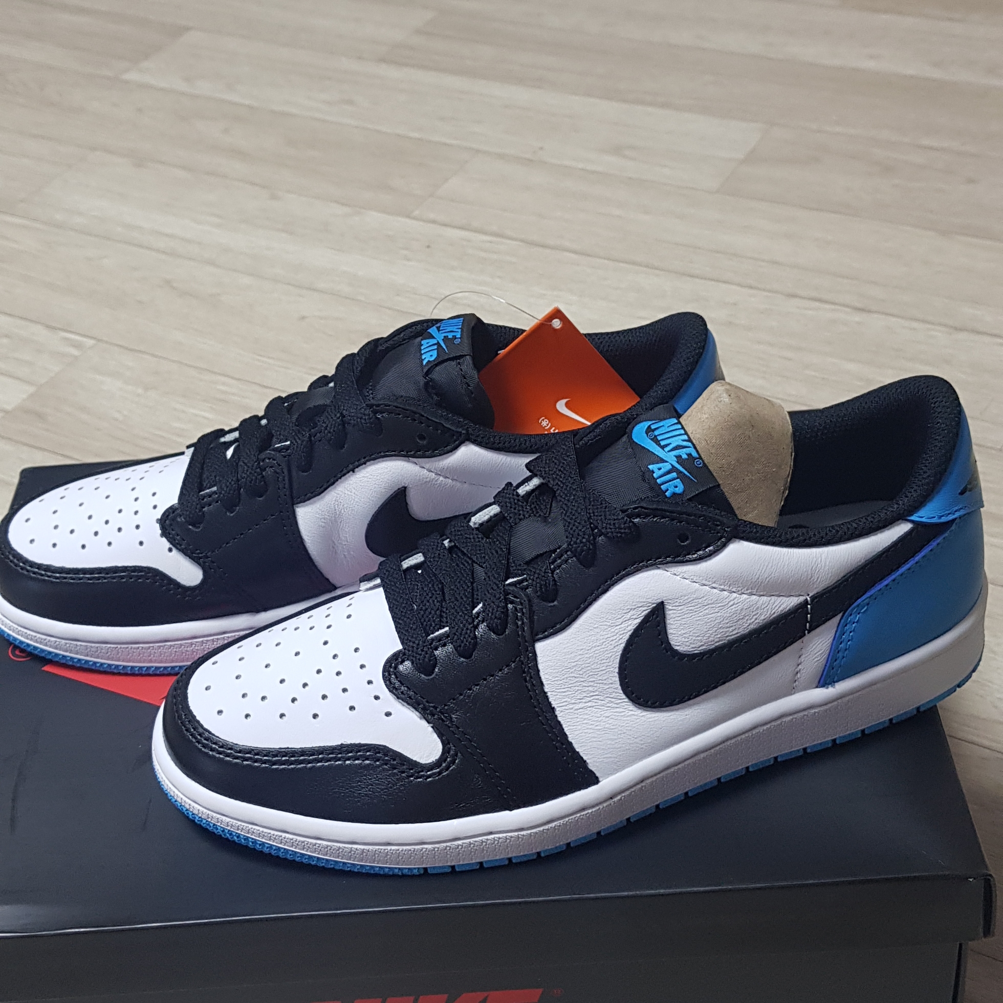 Jordan 1 Retro Low OG Black and Dark Powder Blue 착용 스타일 - 1