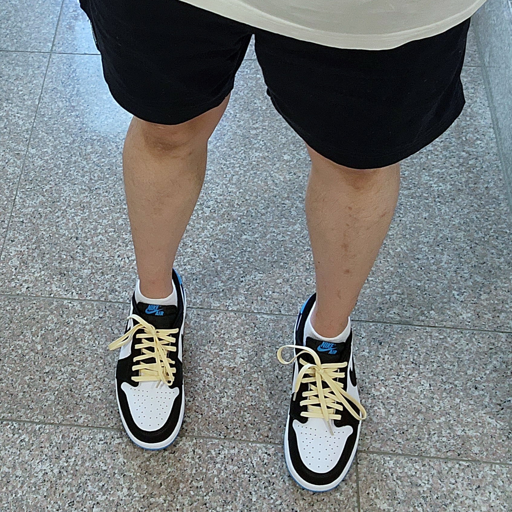 Jordan 1 Retro Low OG Black and Dark Powder Blue 착용 스타일 - 2