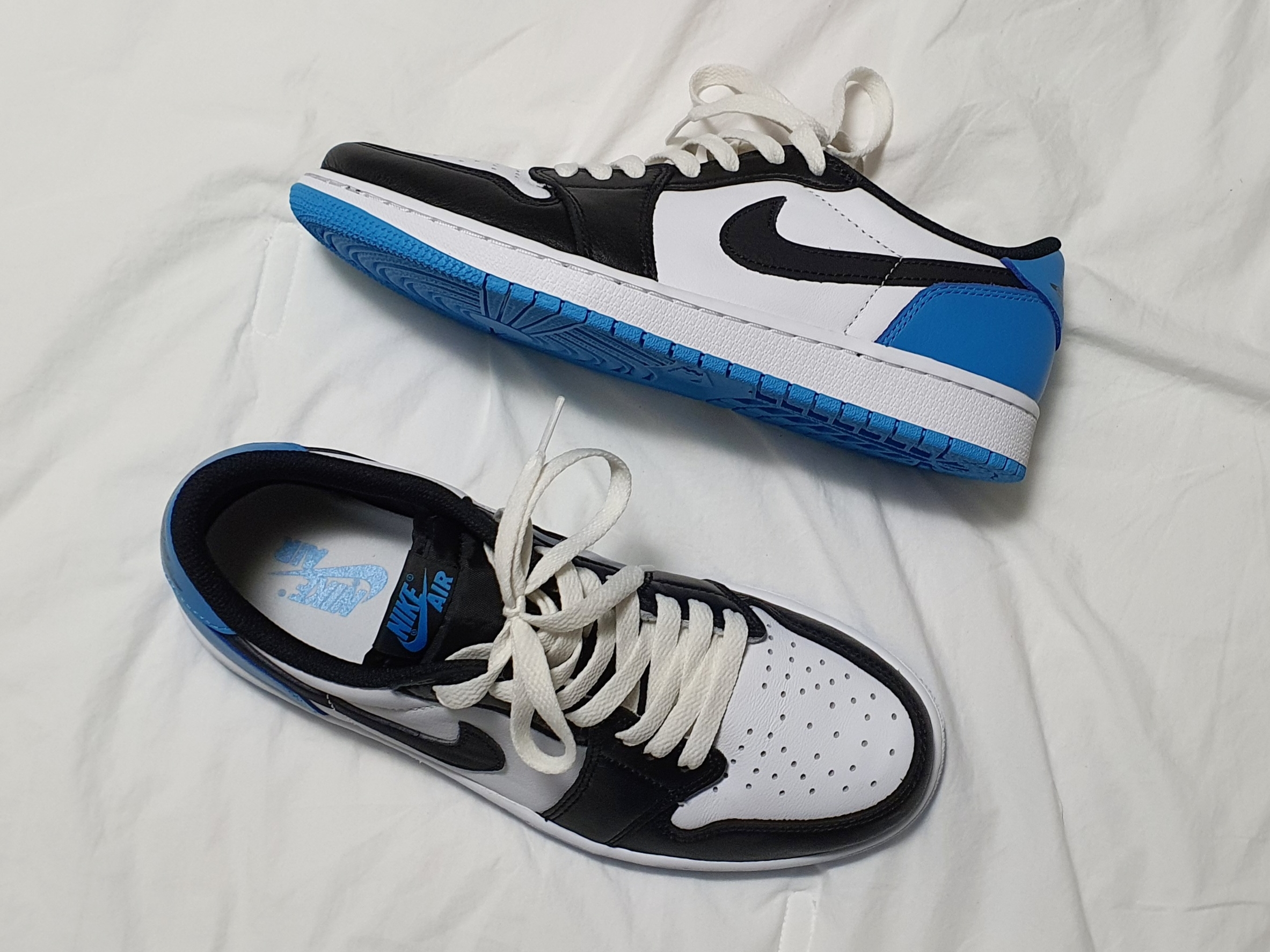 Jordan 1 Retro Low OG Black and Dark Powder Blue 착용 스타일 - 1