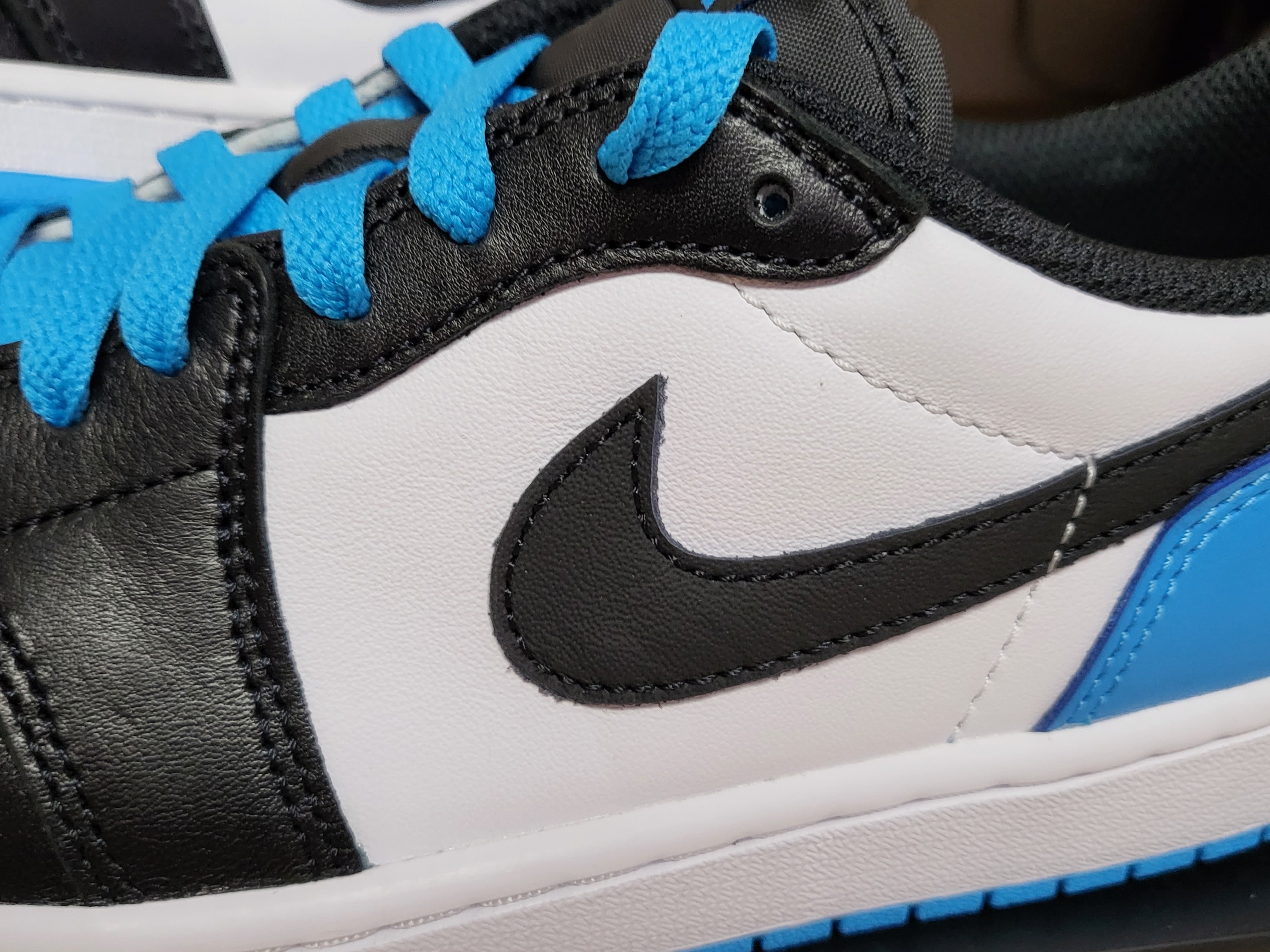 (W) Jordan 1 Retro Low OG Black and Dark Powder Blue 착용 스타일 - 5