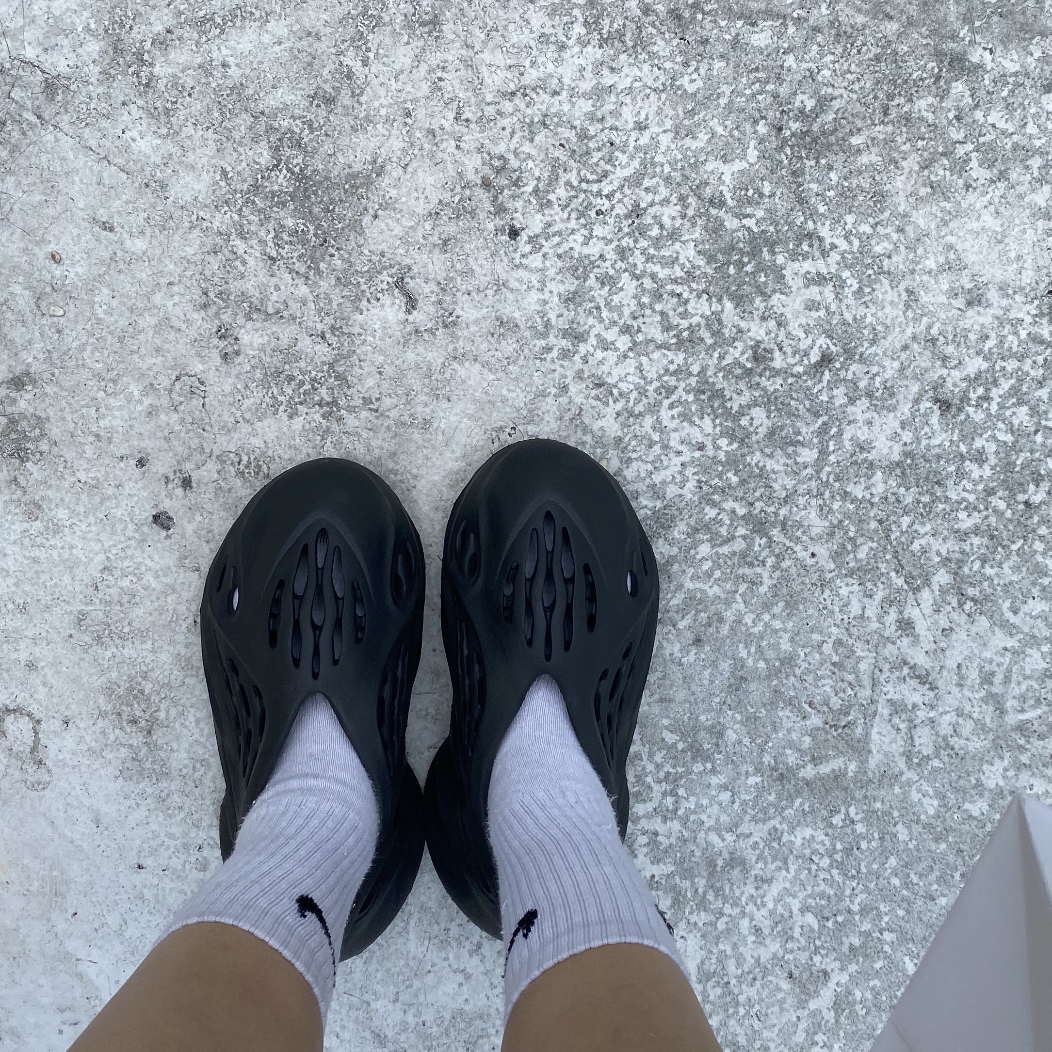 Adidas Yeezy Foam RNNR Onyx 착용 스타일