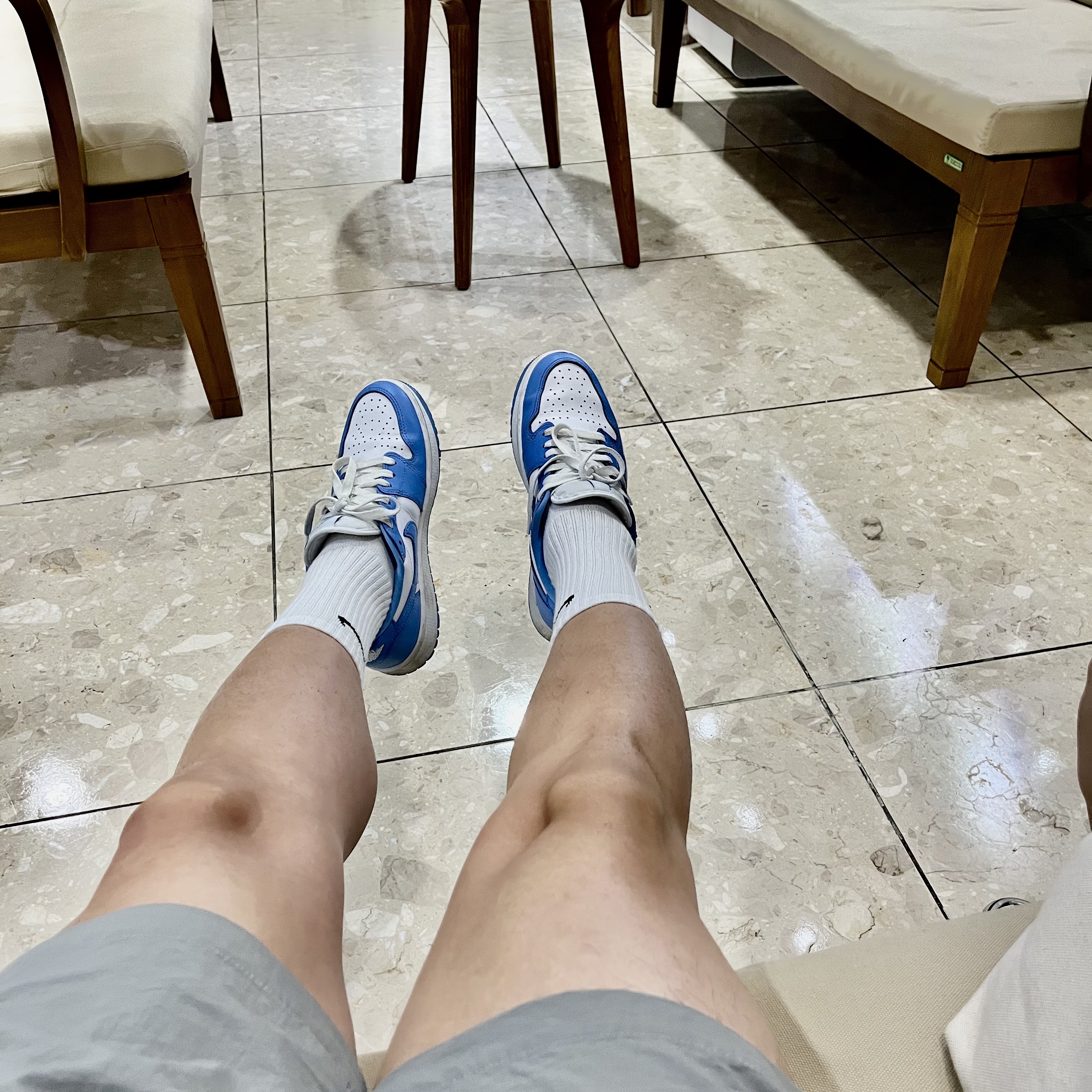 Jordan 1 Low Golf White and University Blue 착용 스타일 - 2