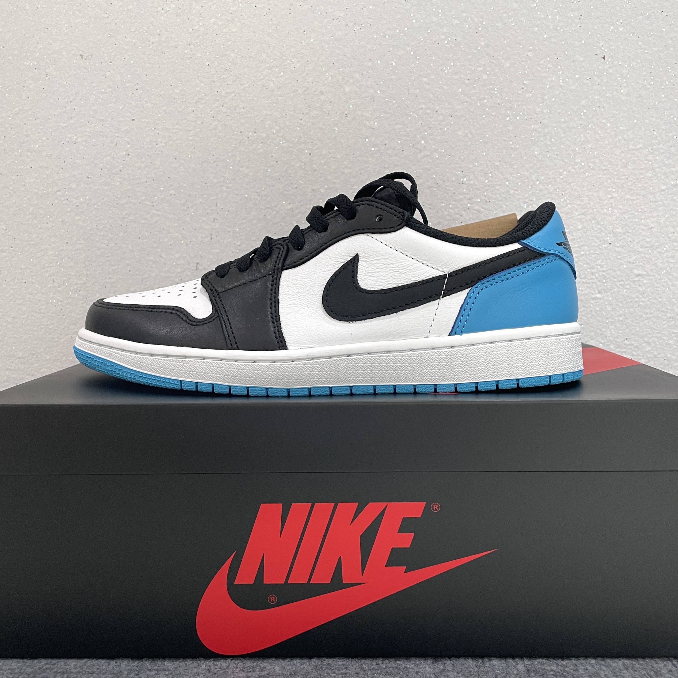 Jordan 1 Retro Low OG Black and Dark Powder Blue 착용 스타일 - 1