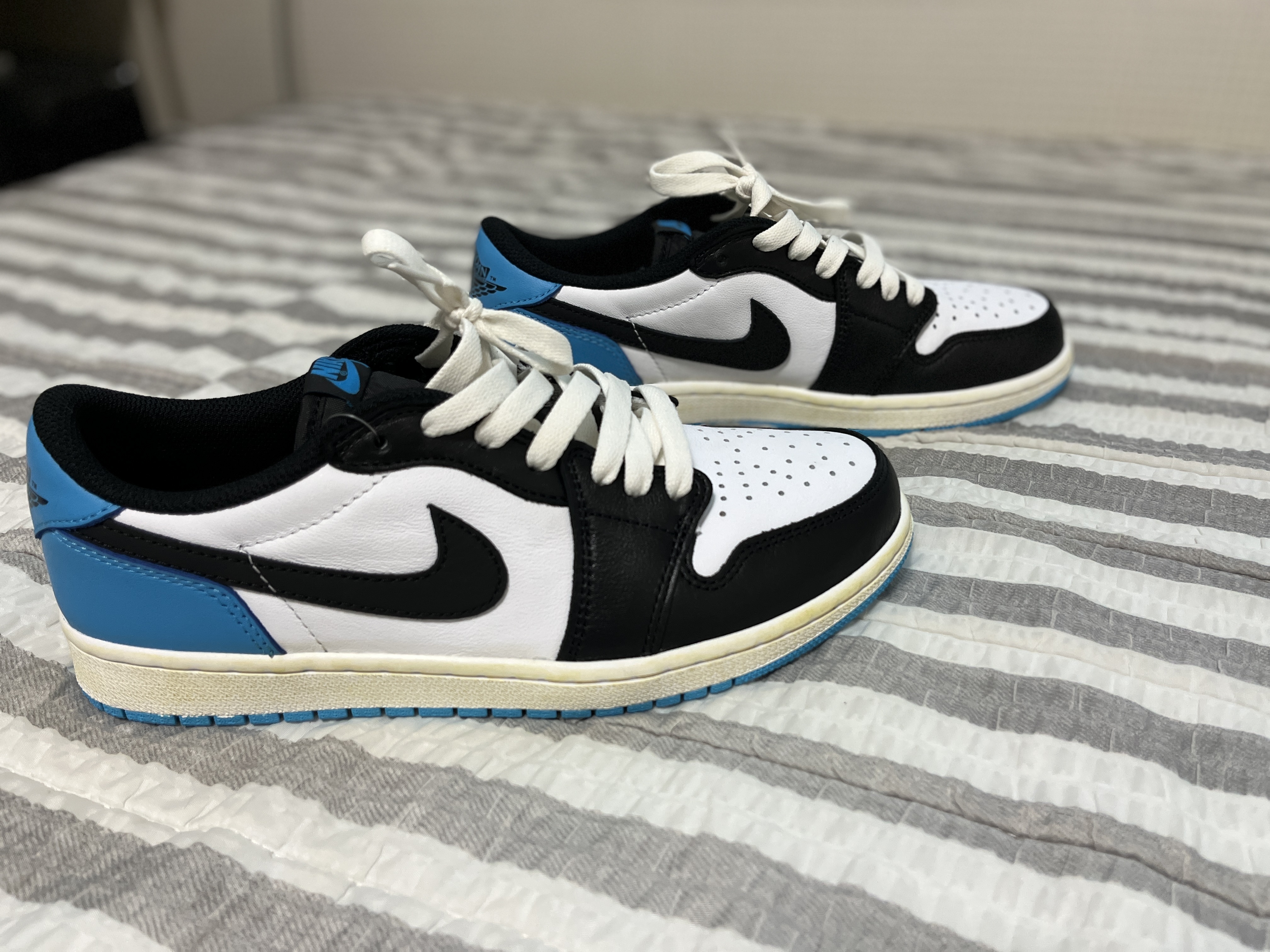 Jordan 1 Retro Low OG Black and Dark Powder Blue 착용 스타일