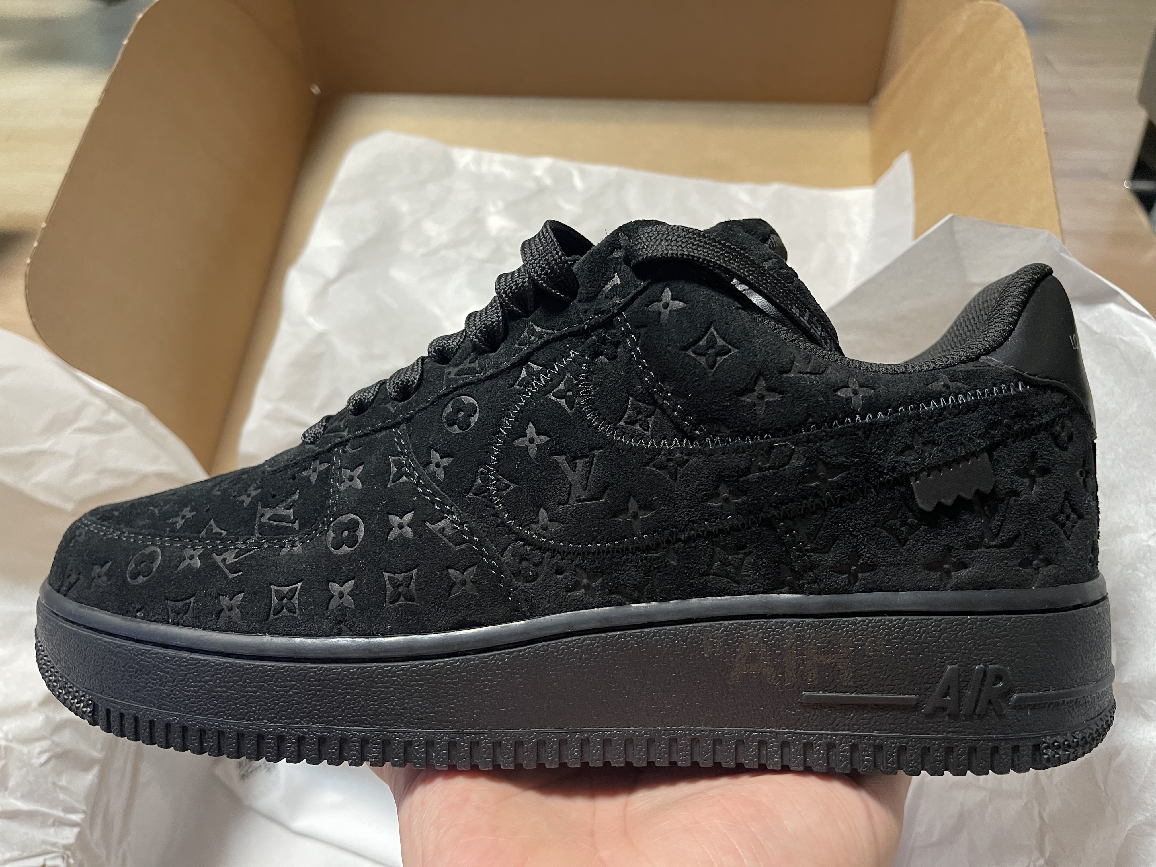 Louis Vuitton x Nike Air Force 1 Low by Virgil Abloh Black 착용 스타일 - 3