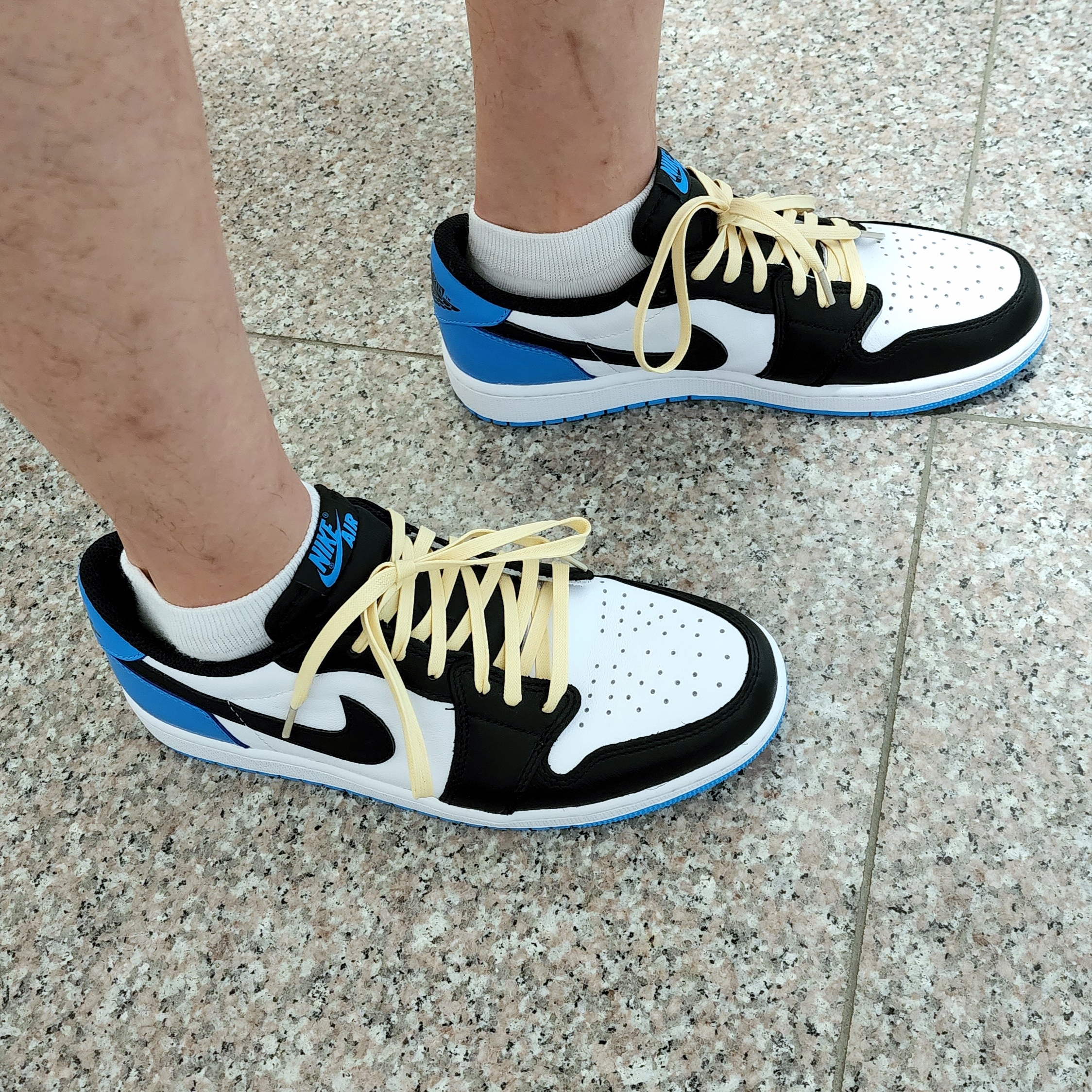 Jordan 1 Retro Low OG Black and Dark Powder Blue 착용 스타일 - 1