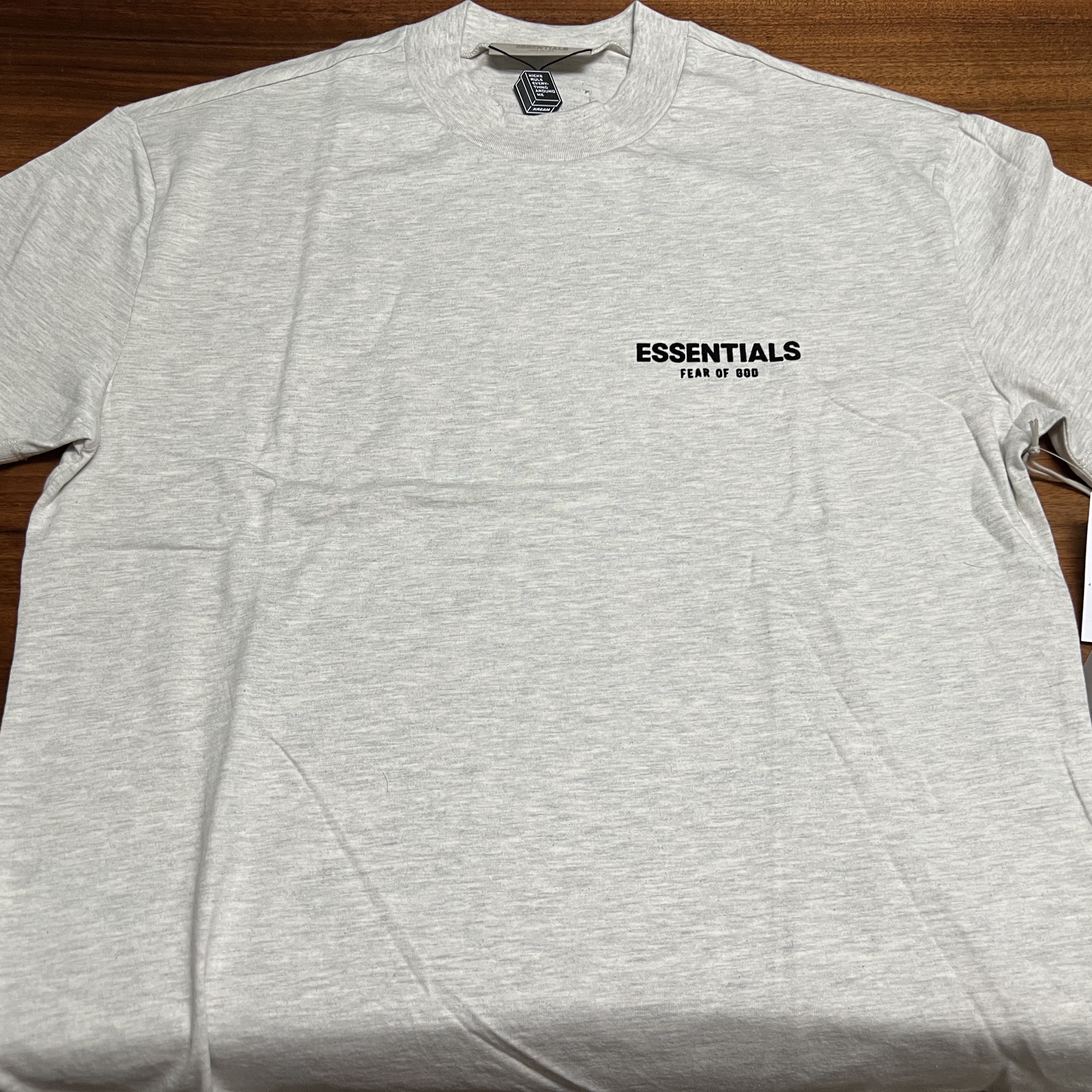 Essentials The Core Collection T-Shirt Light Oatmeal 착용 스타일 - 1