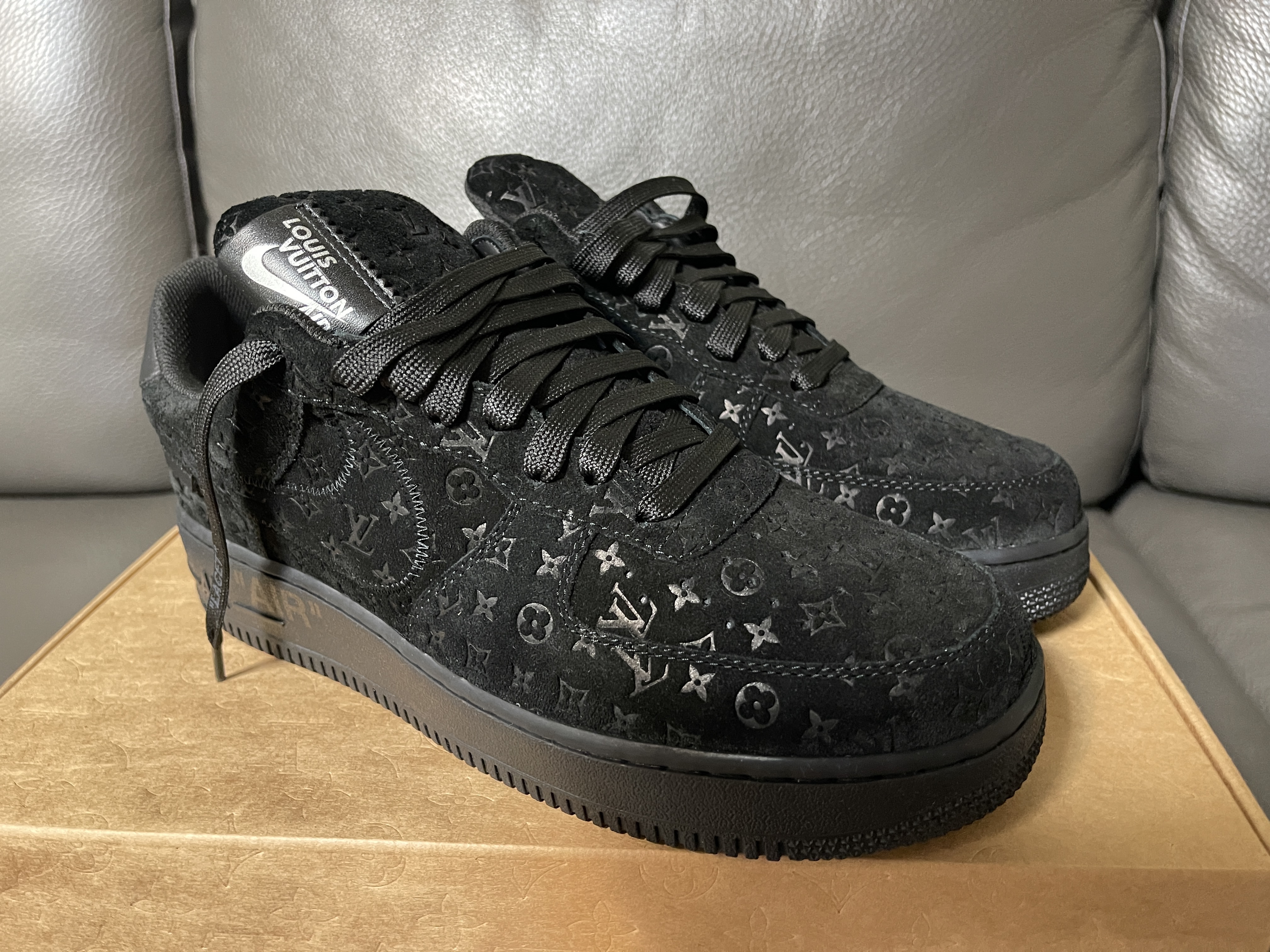 Louis Vuitton x Nike Air Force 1 Low by Virgil Abloh Black 착용 스타일 - 1
