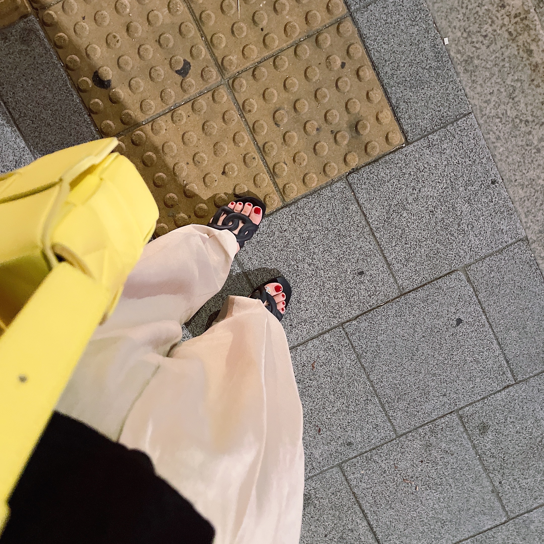 (W) Hermes Aloha Sandal Rubber & Noir, Bottega Veneta Lambskin Leather Cassette Black 착용 스타일