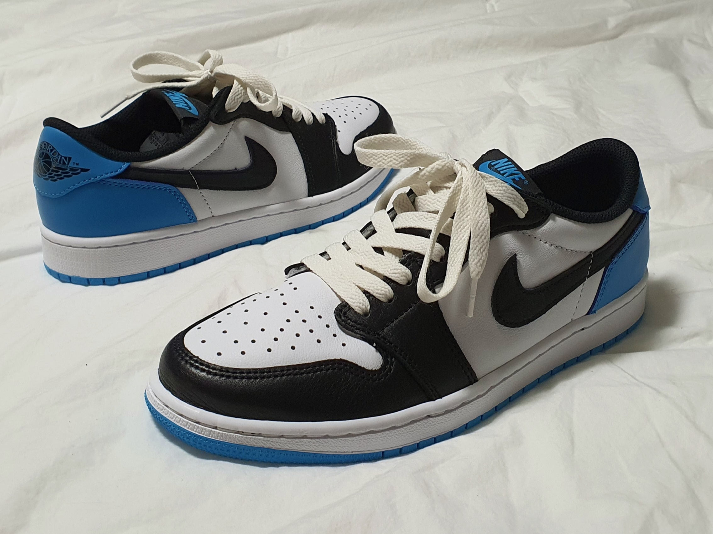 Jordan 1 Retro Low OG Black and Dark Powder Blue 착용 스타일 - 5