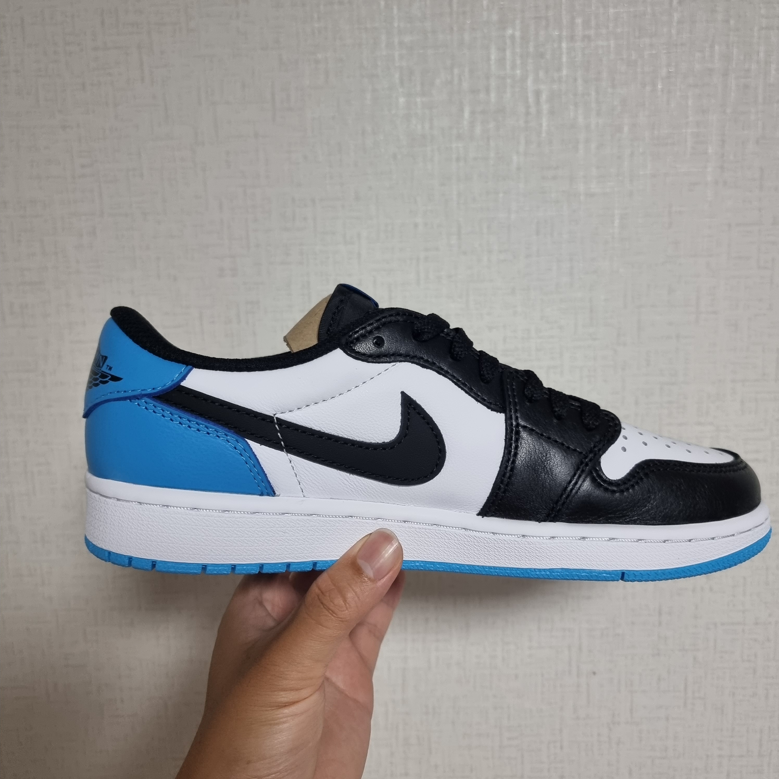 Jordan 1 Retro Low OG Black and Dark Powder Blue 착용 스타일 - 3