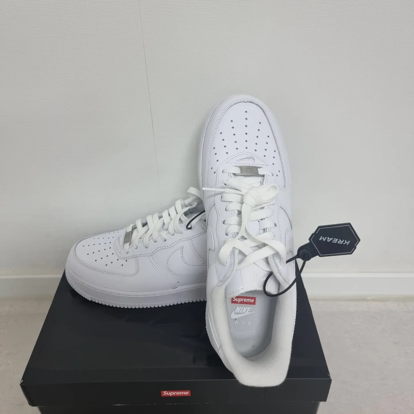 Nike x Supreme Air Force 1 Low White 착용 스타일 - 2