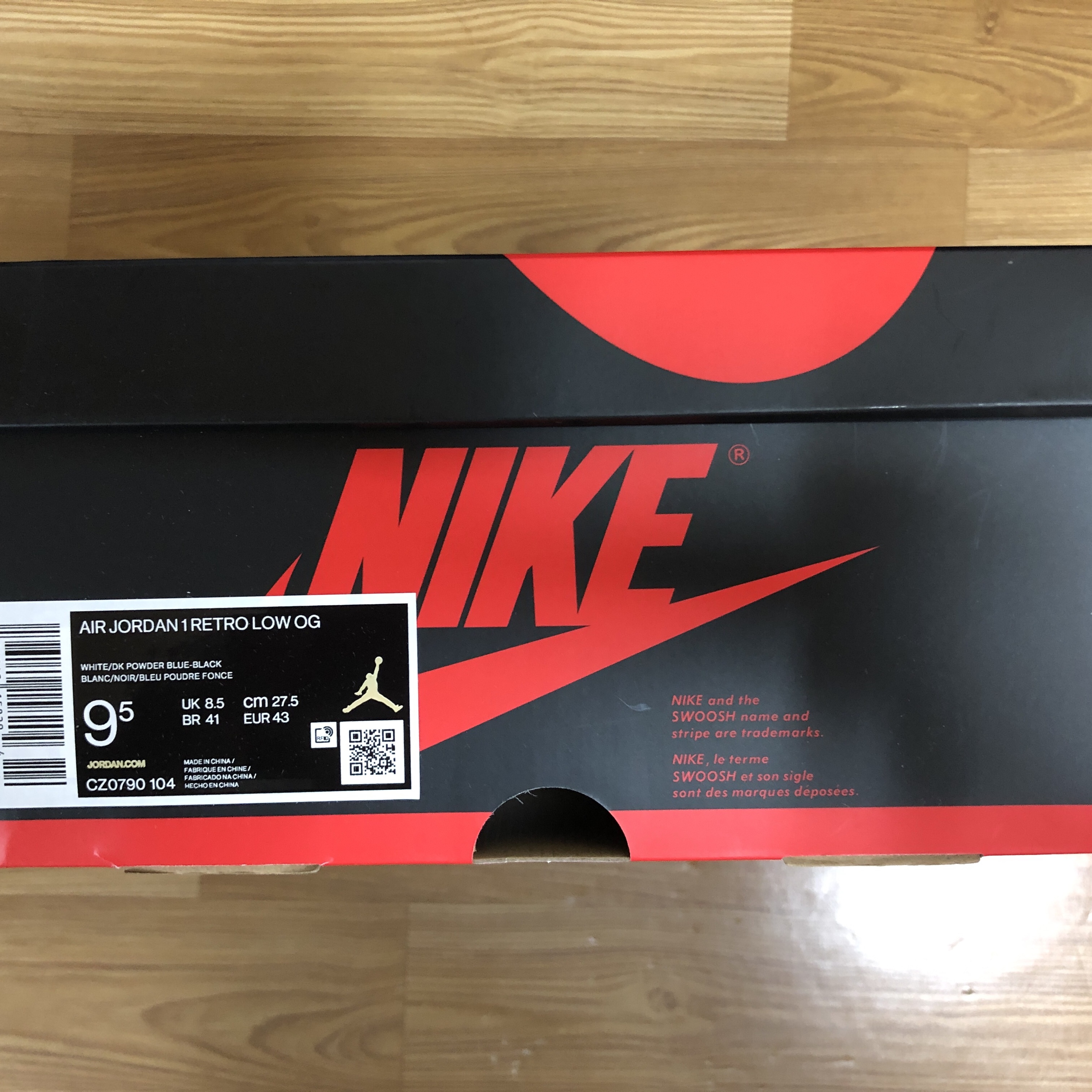 Jordan 1 Retro Low OG Black and Dark Powder Blue 착용 스타일 - 3