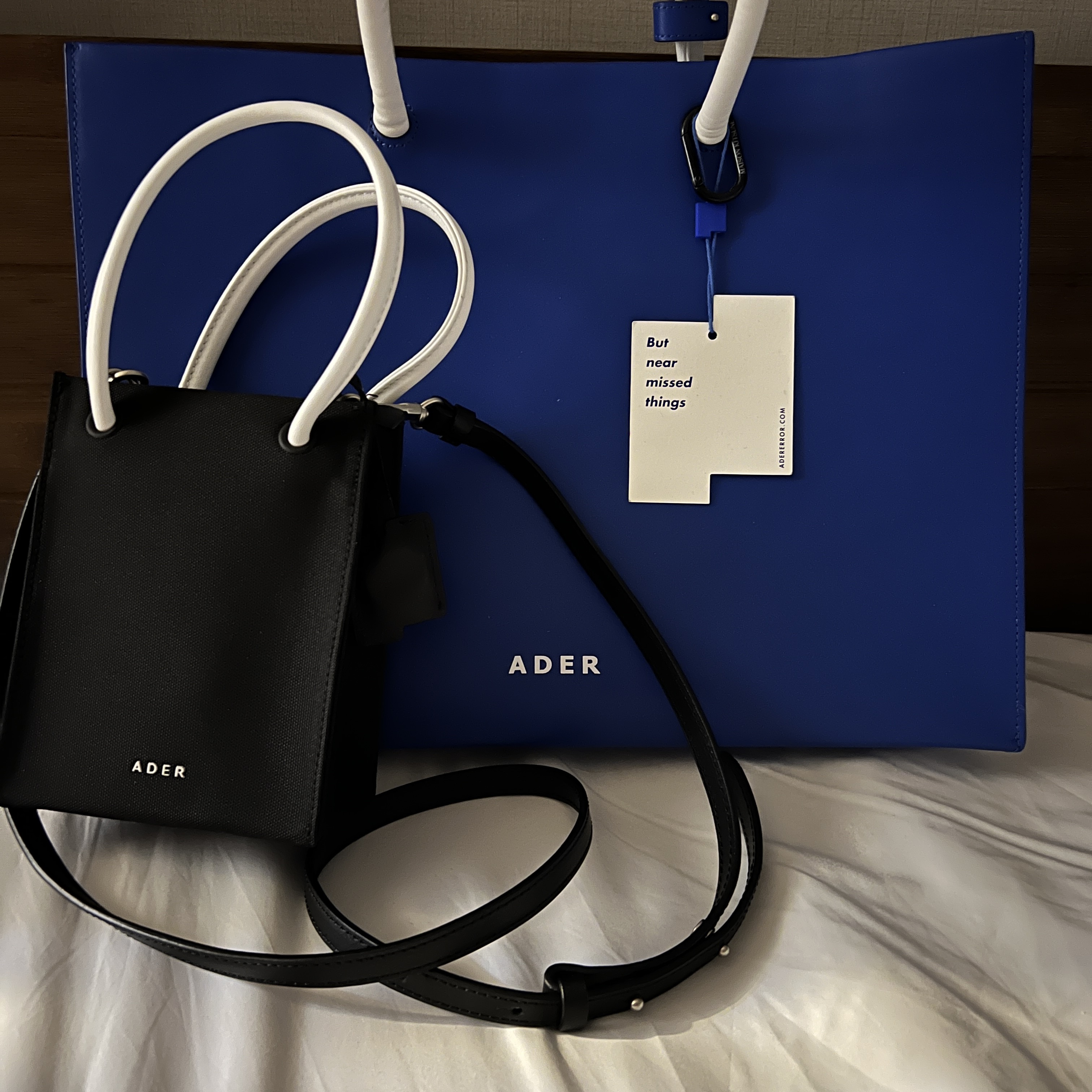 Ader Error Small Shopper Bag Noir, Ader Error Wide Blue Bag Blue 착용 스타일 - 2