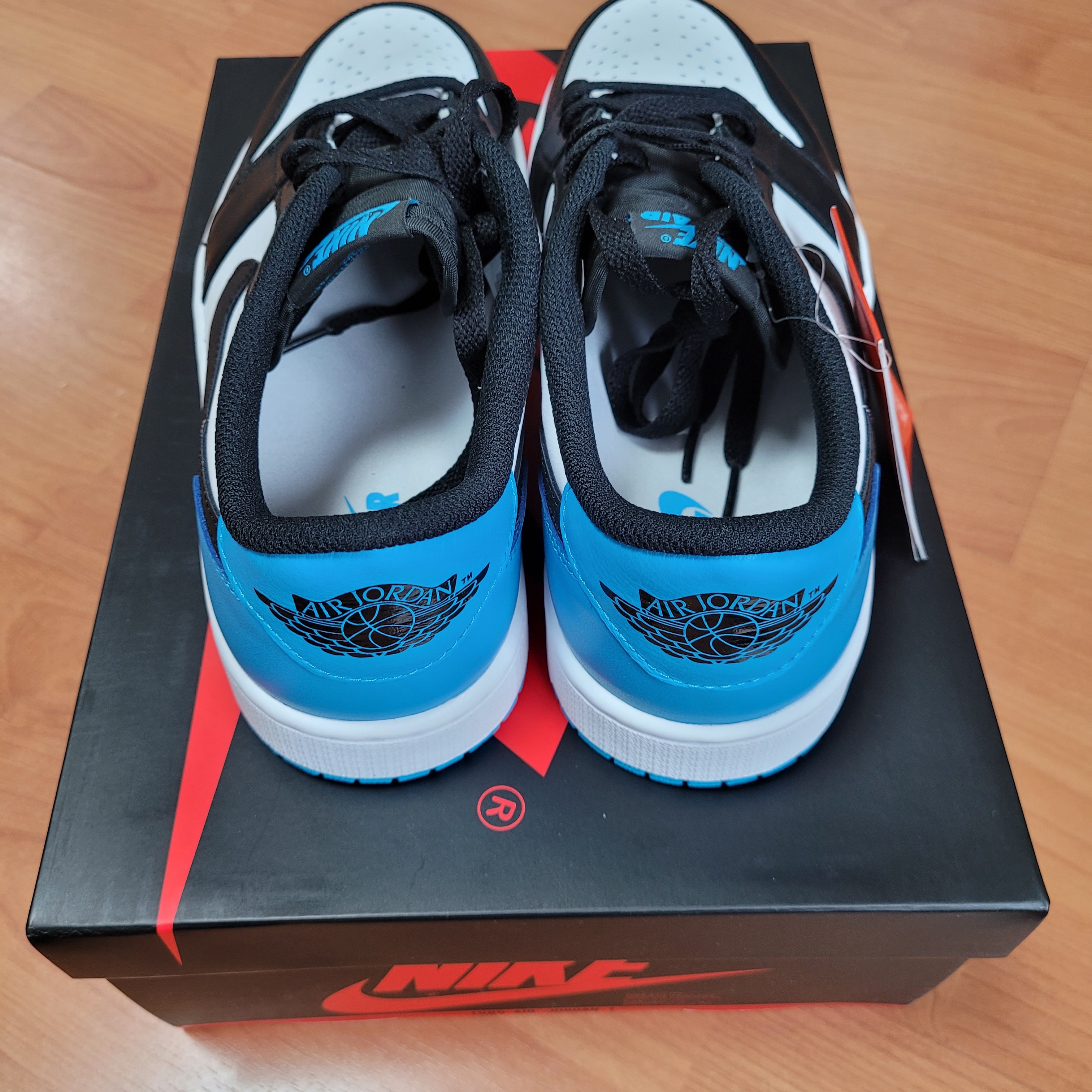 Jordan 1 Retro Low OG Black and Dark Powder Blue 착용 스타일 - 4