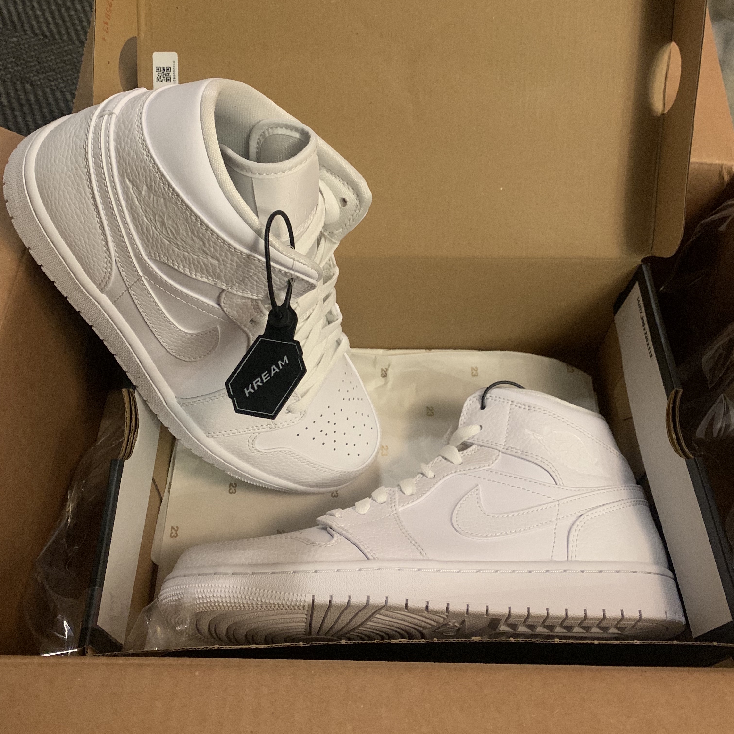 Jordan 1 Mid Triple White 착용 스타일 - 1
