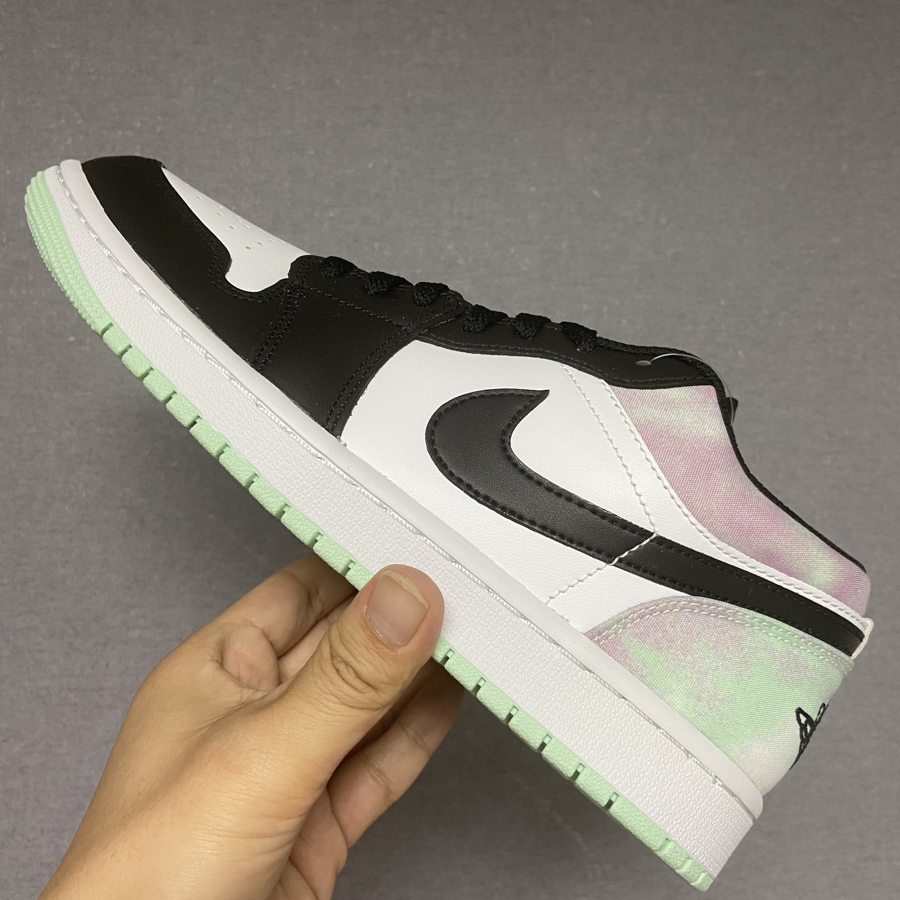 Jordan 1 Low SE White Black Tie-Dye 착용 스타일