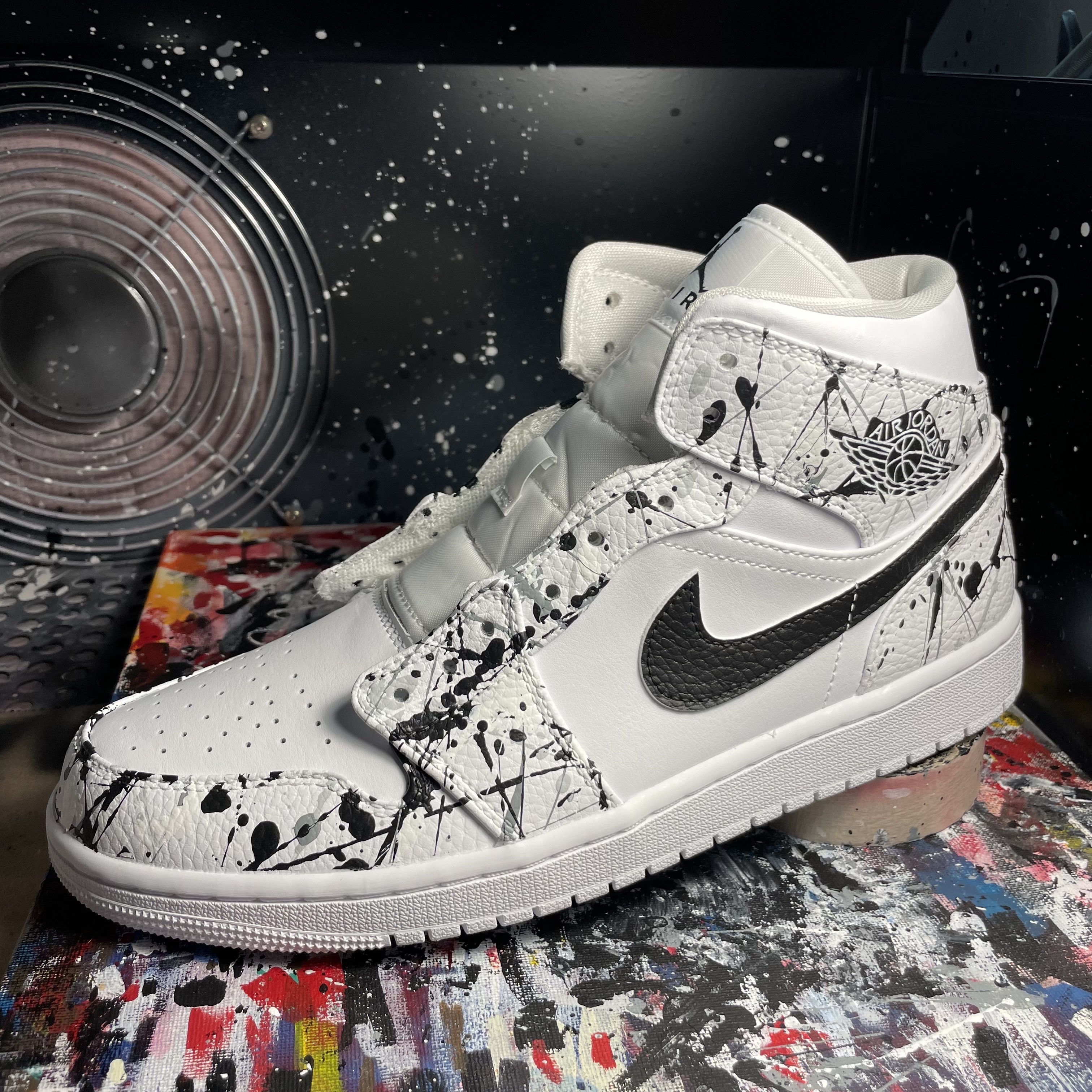 Jordan 1 Mid Triple White, (W) Jordan 1 Mid White Snakeskin 착용 스타일 - 1