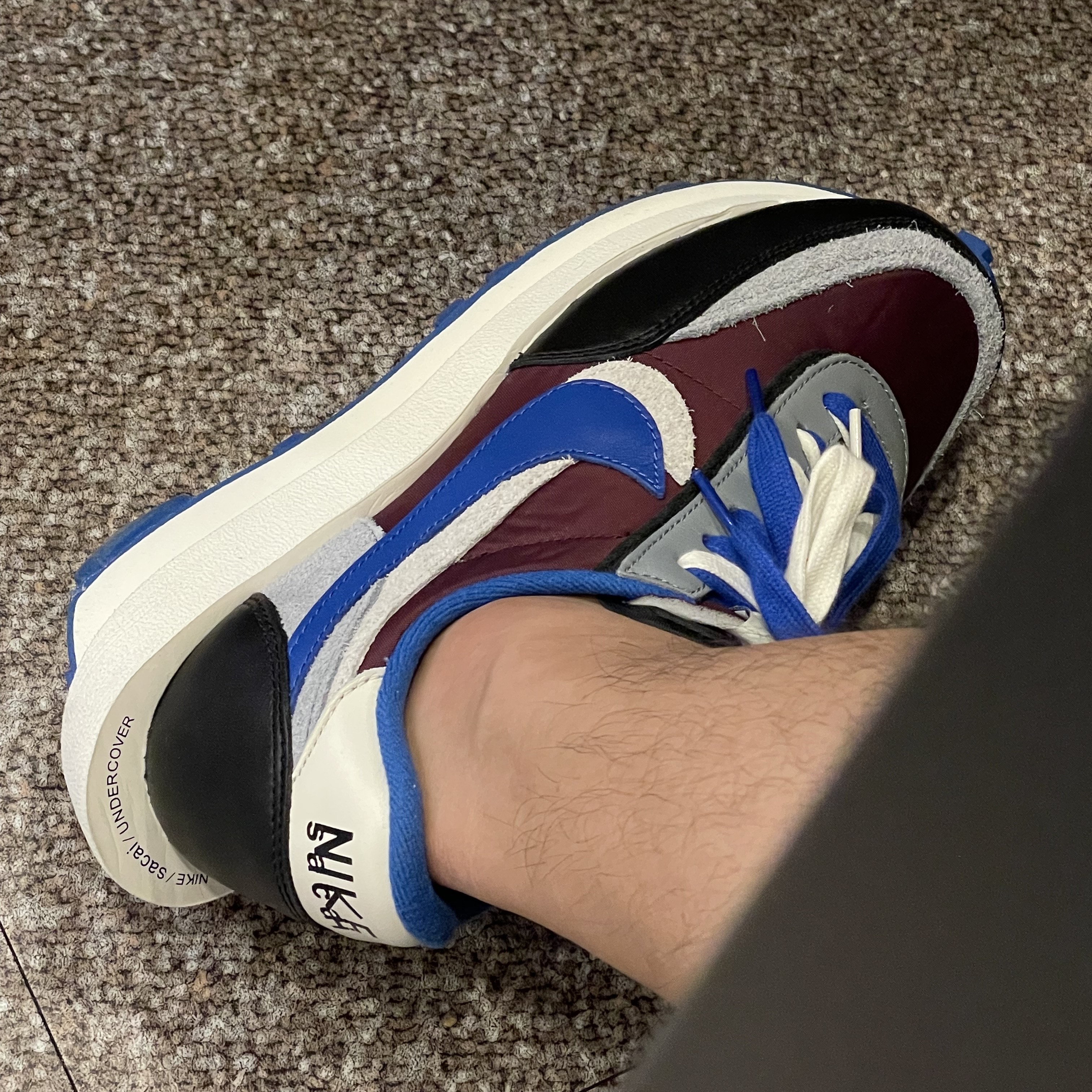 Nike x Sacai x Undercover LDWaffle Night Maroon Team Royal 착용 스타일