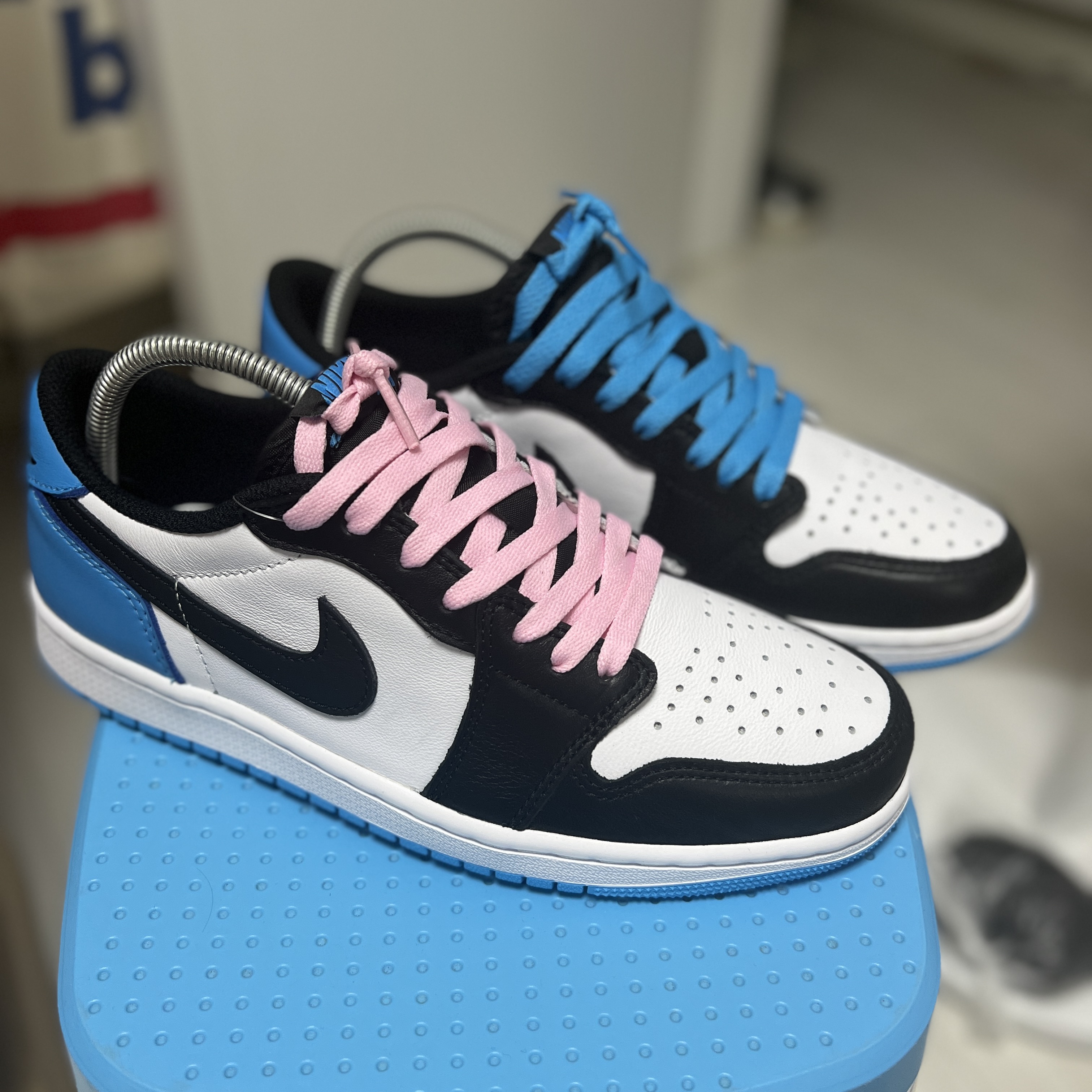 Jordan 1 Retro Low OG Black and Dark Powder Blue 착용 스타일 - 3