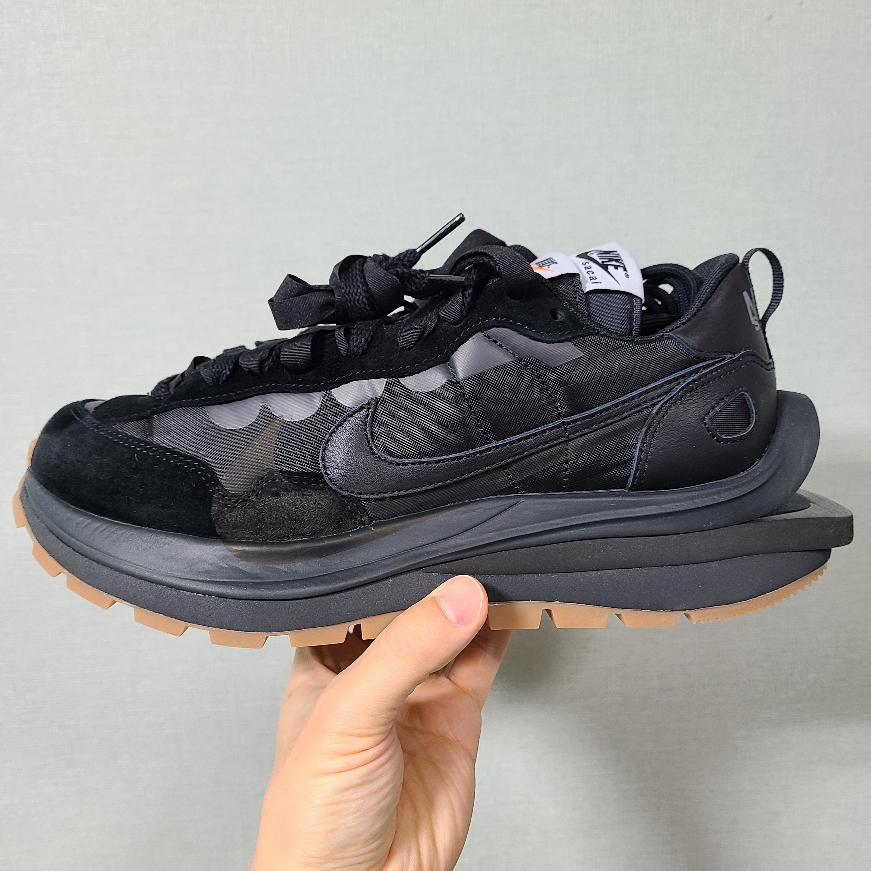 Nike x Sacai VaporWaffle Black and Gum 착용 스타일