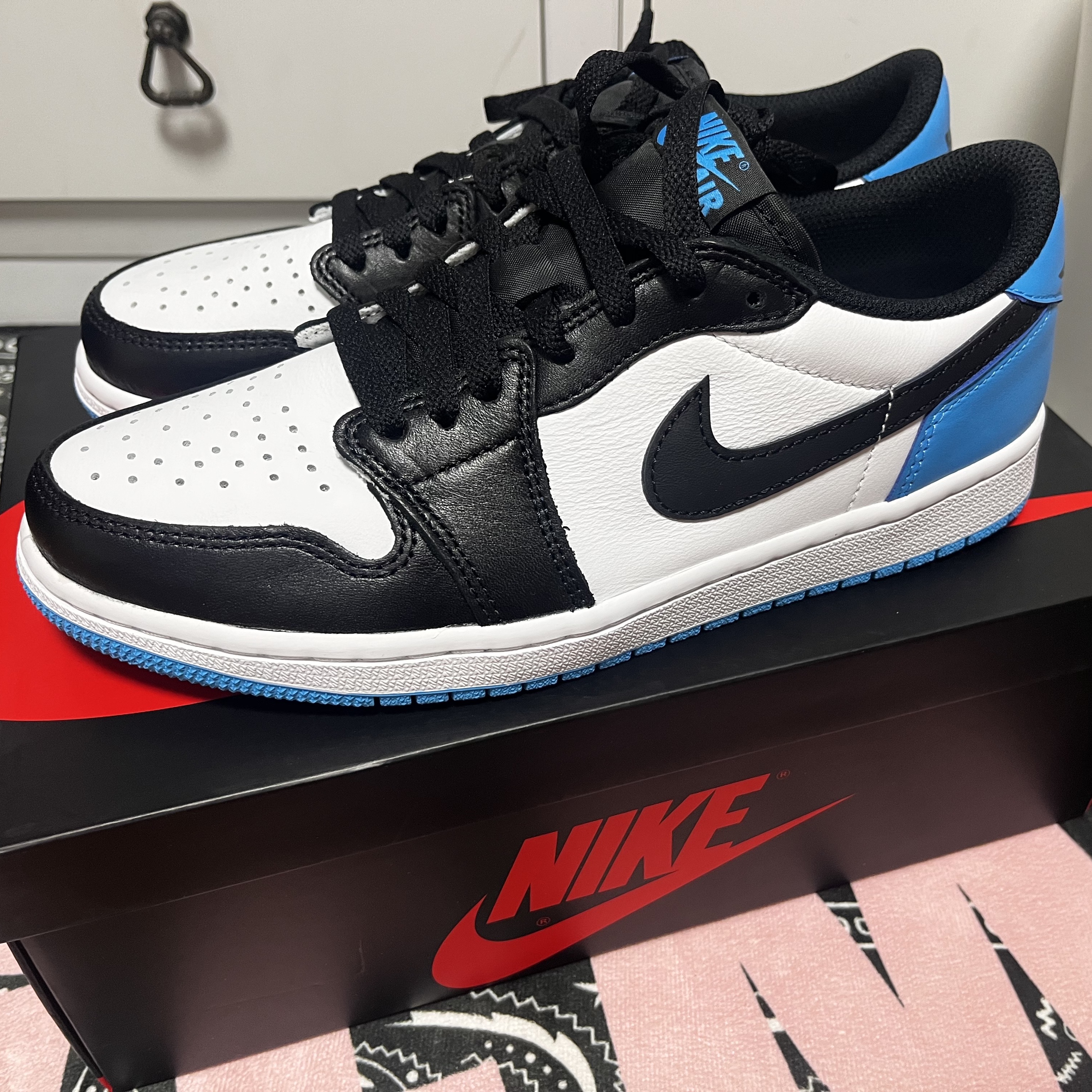 Jordan 1 Retro Low OG Black and Dark Powder Blue 착용 스타일