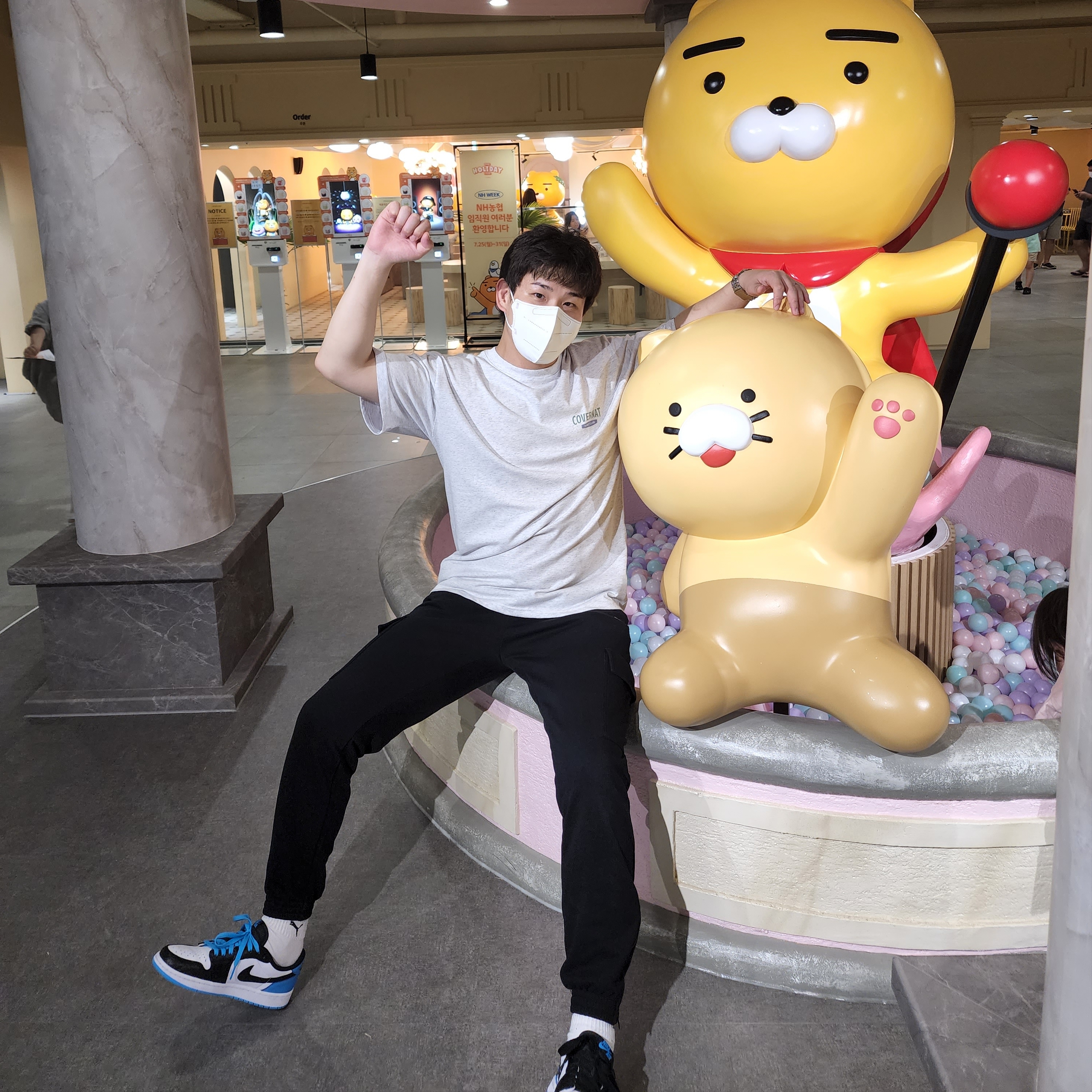 Jordan 1 Retro Low OG Black and Dark Powder Blue 착용 스타일 - 2