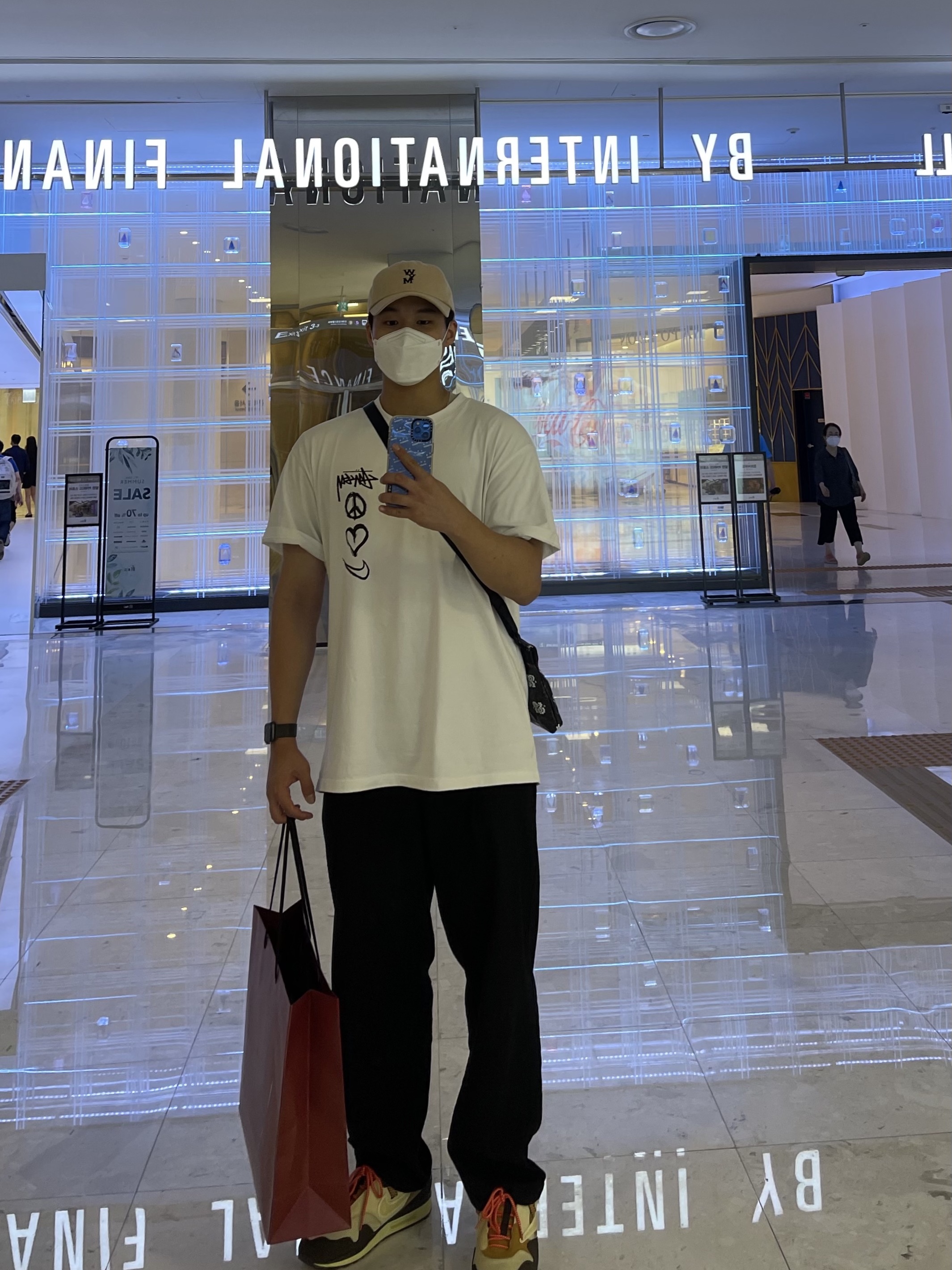 Nike x Travis Scott Air Max 1 Cact.us Brown, Nike x Stussy NRG RA T-Shirt Summit White (DM4942-121) 착용 스타일 - 2
