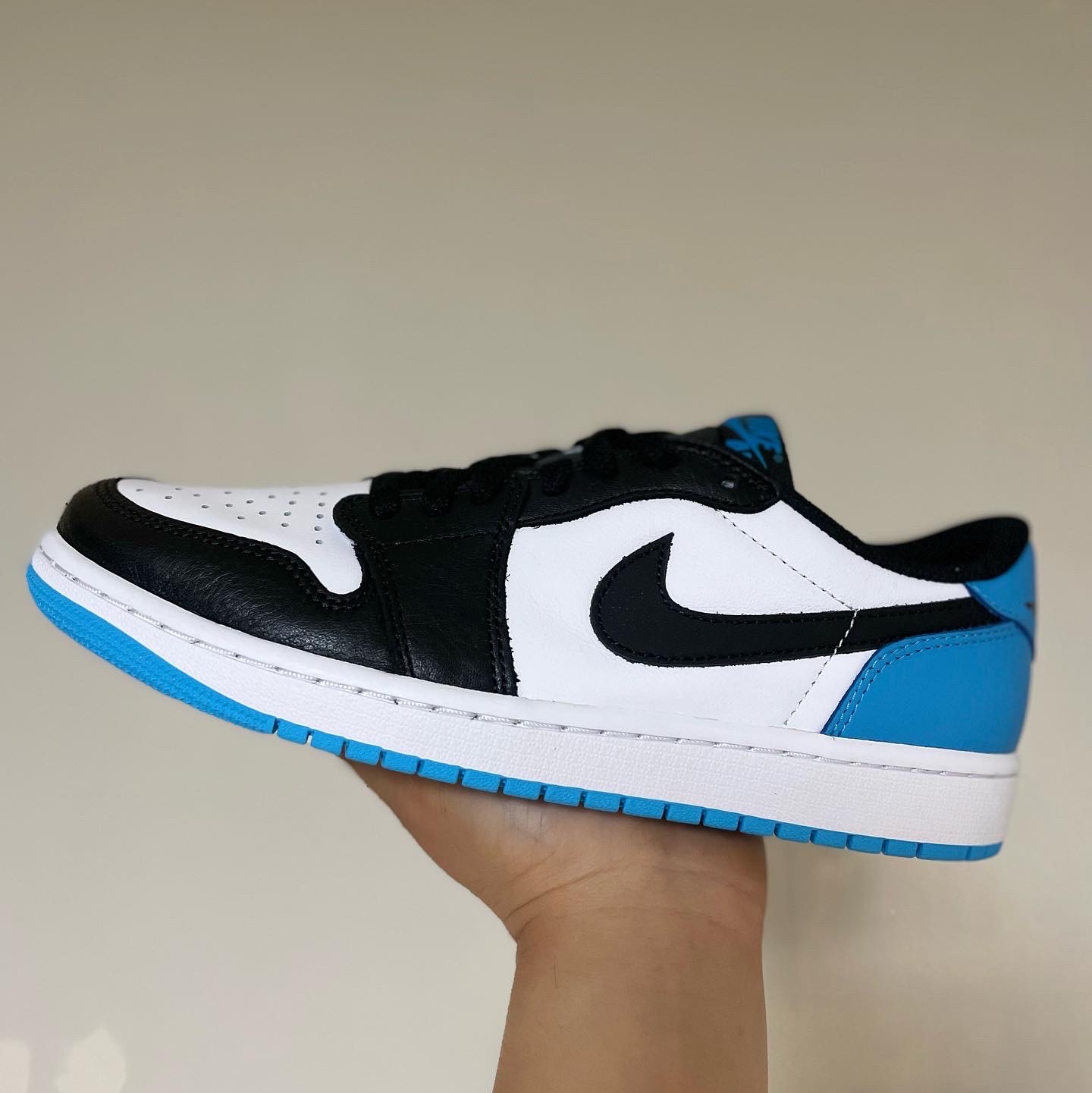 Jordan 1 Retro Low OG Black and Dark Powder Blue 착용 스타일 - 3