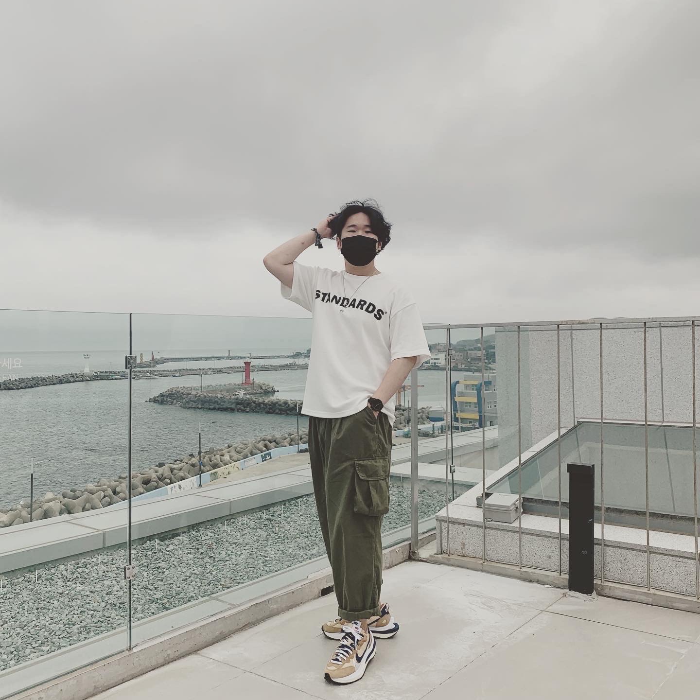 Nike x Sacai VaporWaffle Sesame and Blue Void 착용 스타일