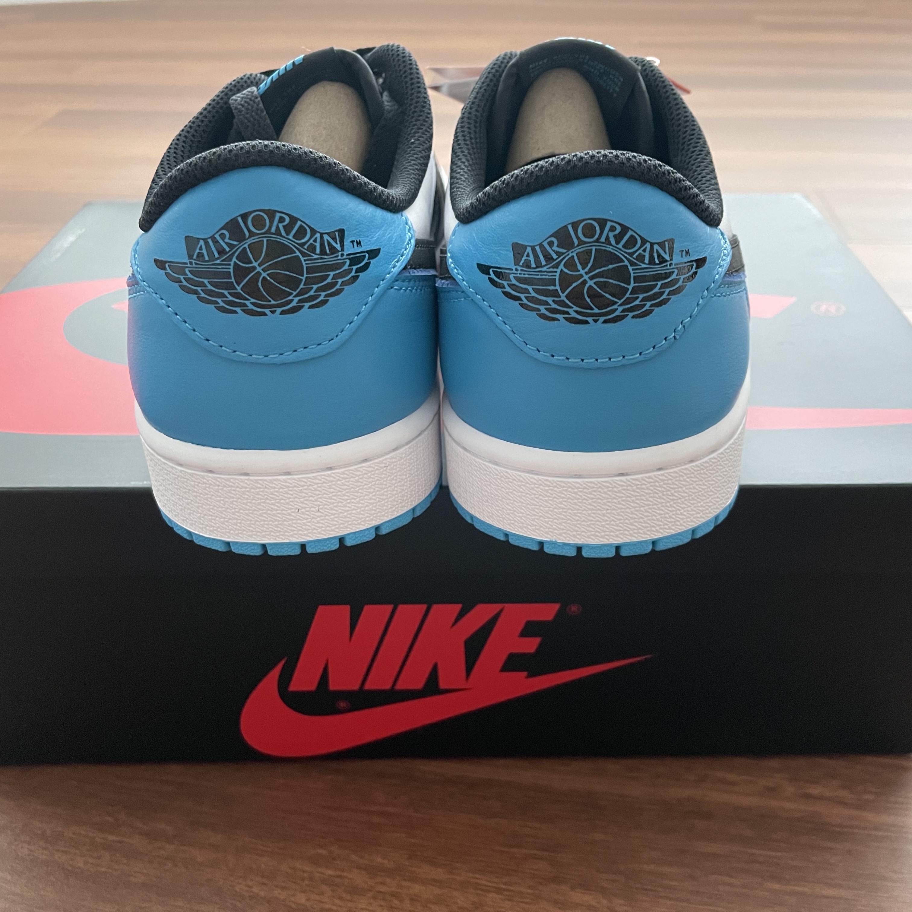 Jordan 1 Retro Low OG Black and Dark Powder Blue 착용 스타일 - 2