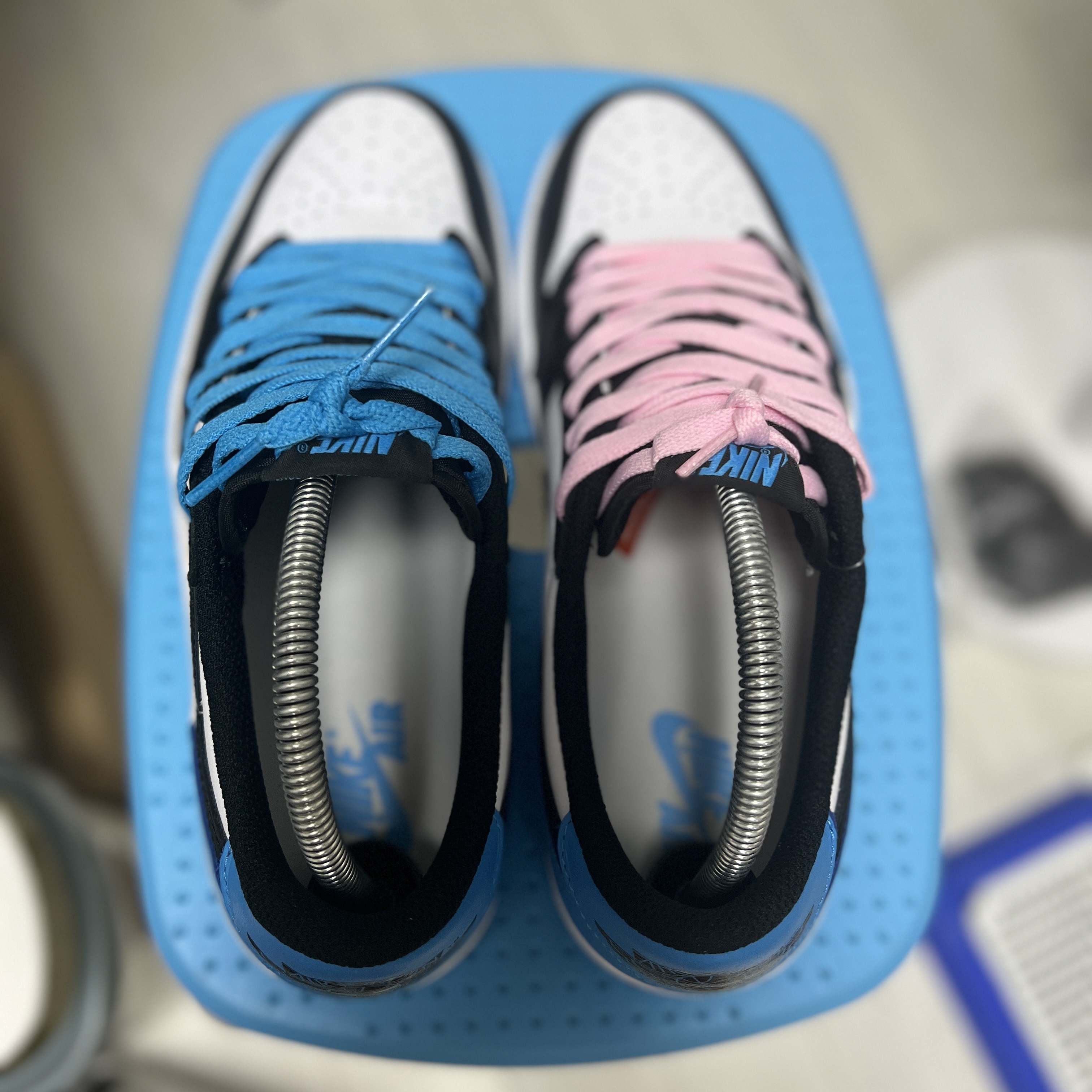 Jordan 1 Retro Low OG Black and Dark Powder Blue 착용 스타일 - 5