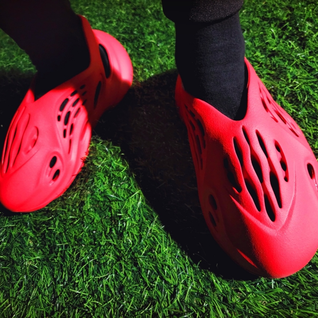 Adidas Yeezy Foam RNNR Vermilion 착용 스타일 - 4