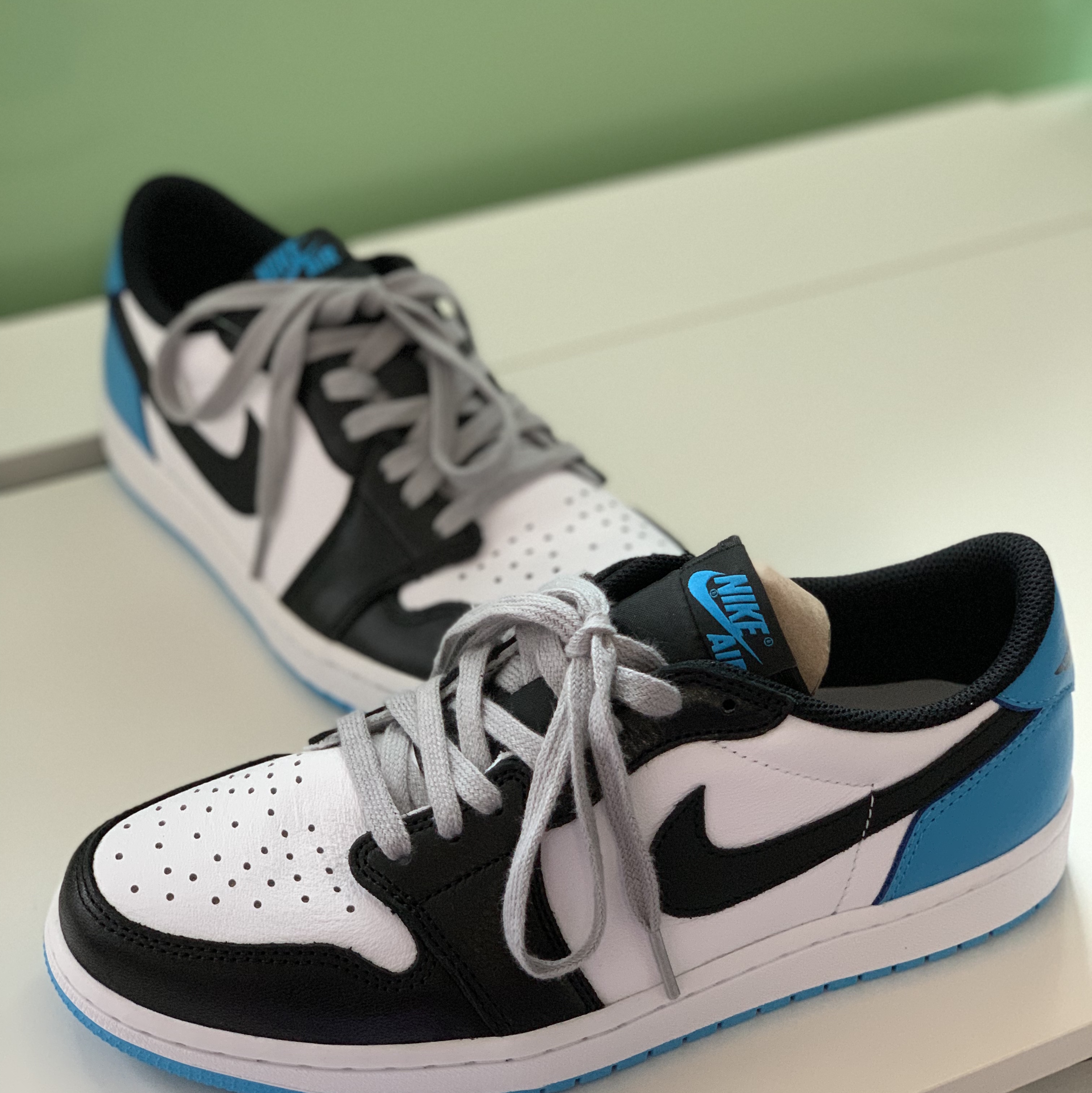 Jordan 1 Retro Low OG Black and Dark Powder Blue 착용 스타일 - 1