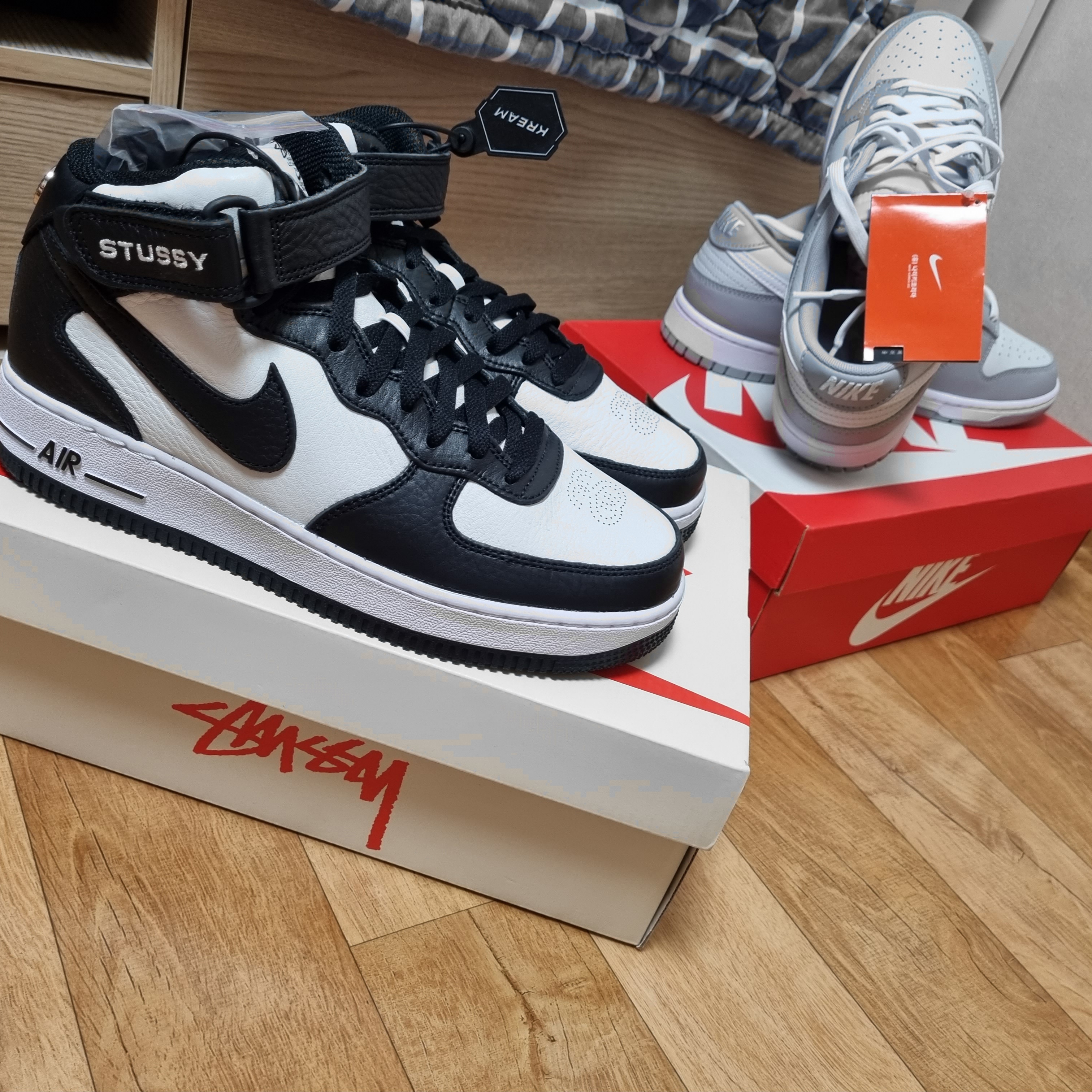 Nike x Stussy Air Force 1 '07 Mid SP Black and Light Bone, Nike Dunk Low Retro Wolf Grey 착용 스타일