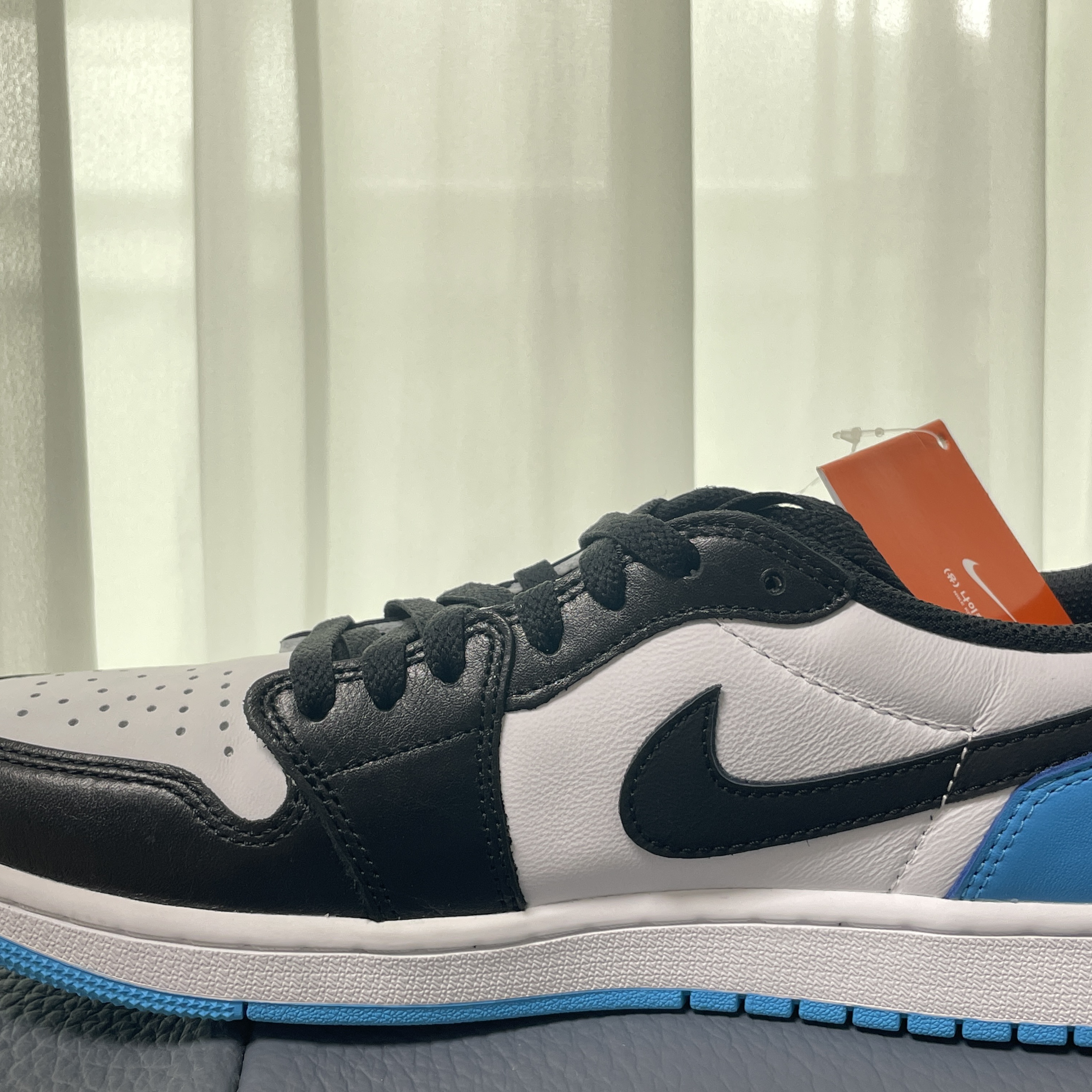 Jordan 1 Retro Low OG Black and Dark Powder Blue 착용 스타일 - 2