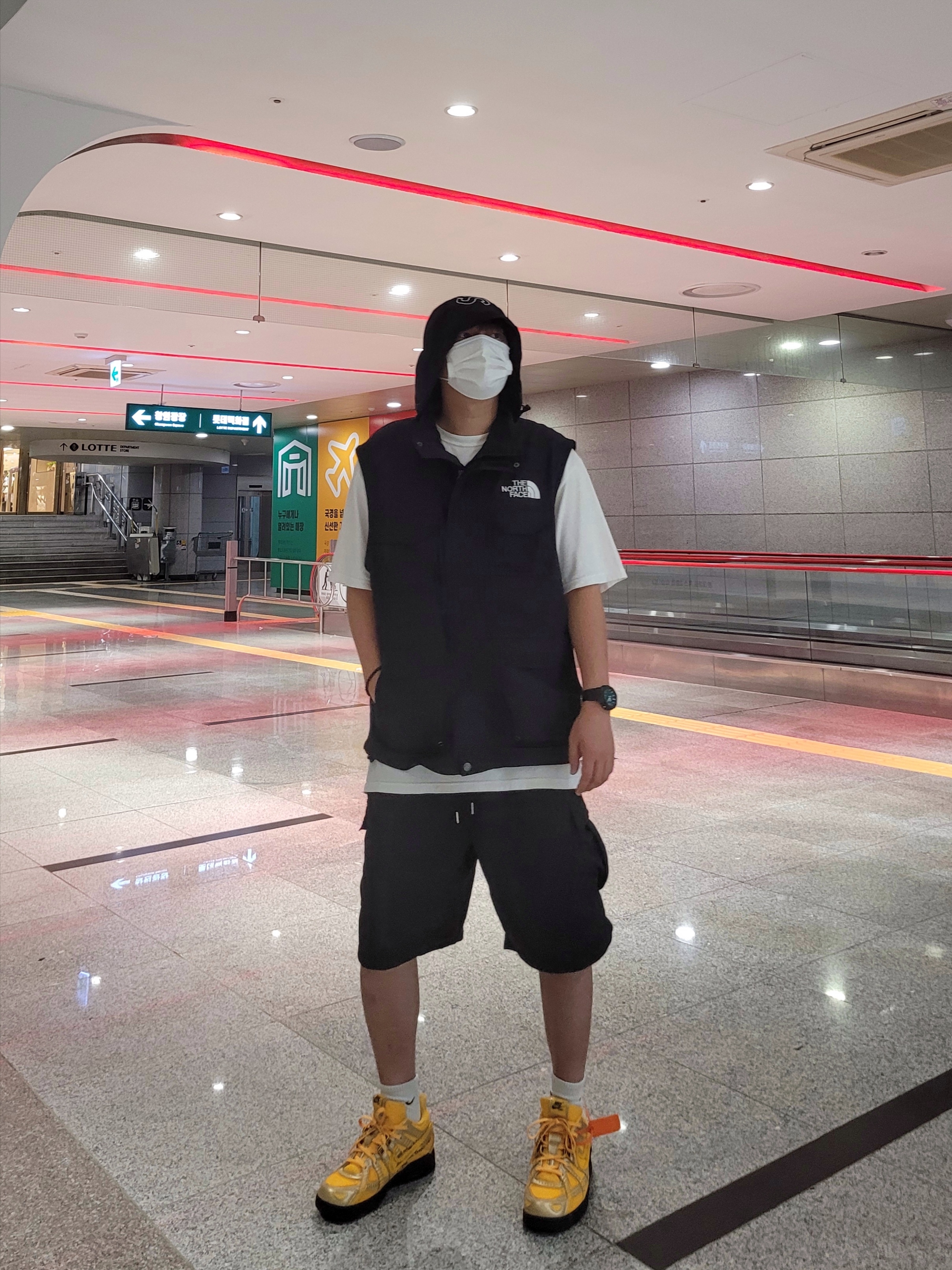Supreme x The North Face Trekking Convertible Jacket Black - 22SS, Nike x Off-White Air Rubber Dunk University Gold 착용 스타일 - 3
