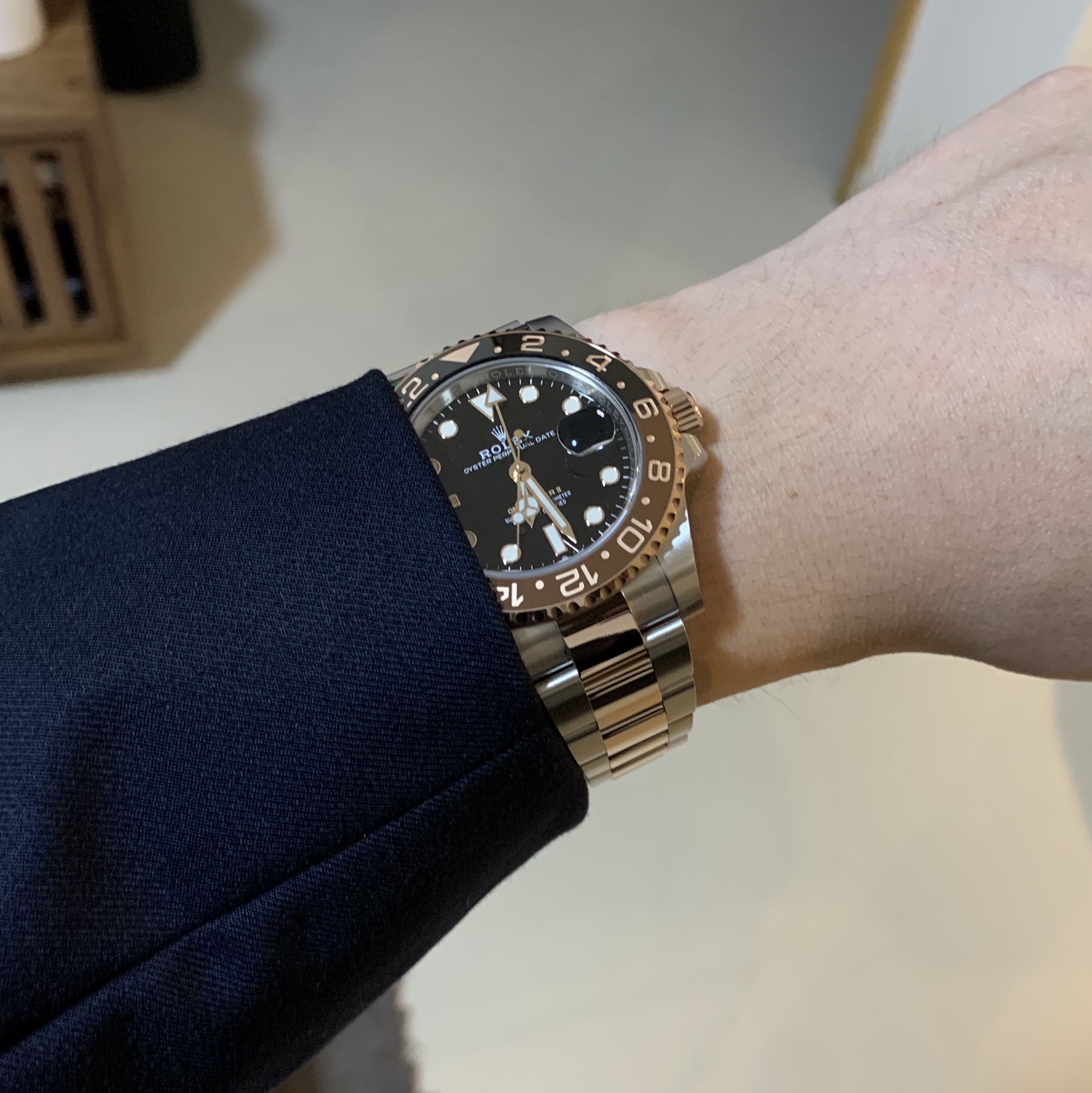Rolex GMT-Master II 40mm 126711CHNR Black Oyster 착용 스타일
