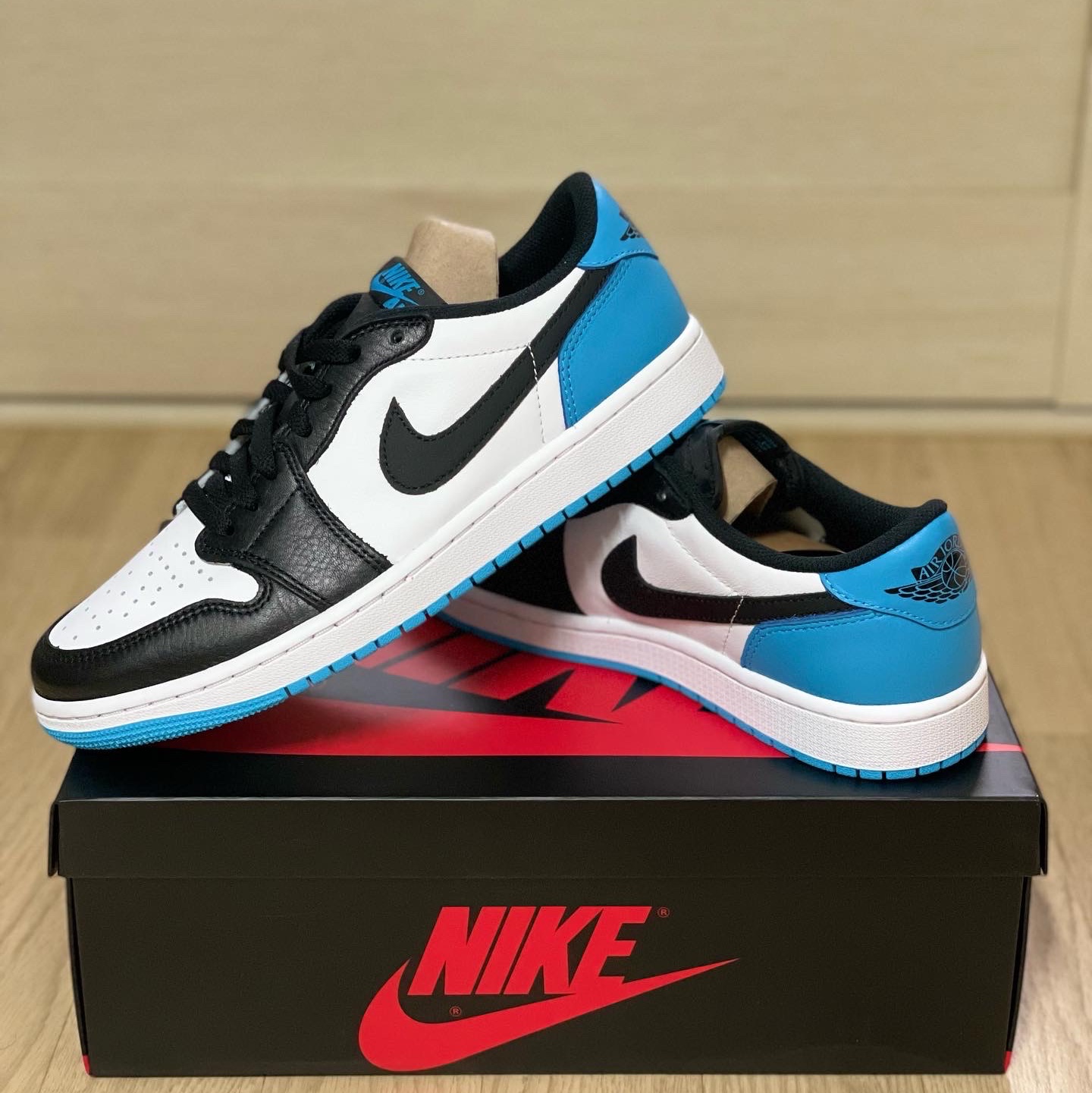Jordan 1 Retro Low OG Black and Dark Powder Blue 착용 스타일 - 2