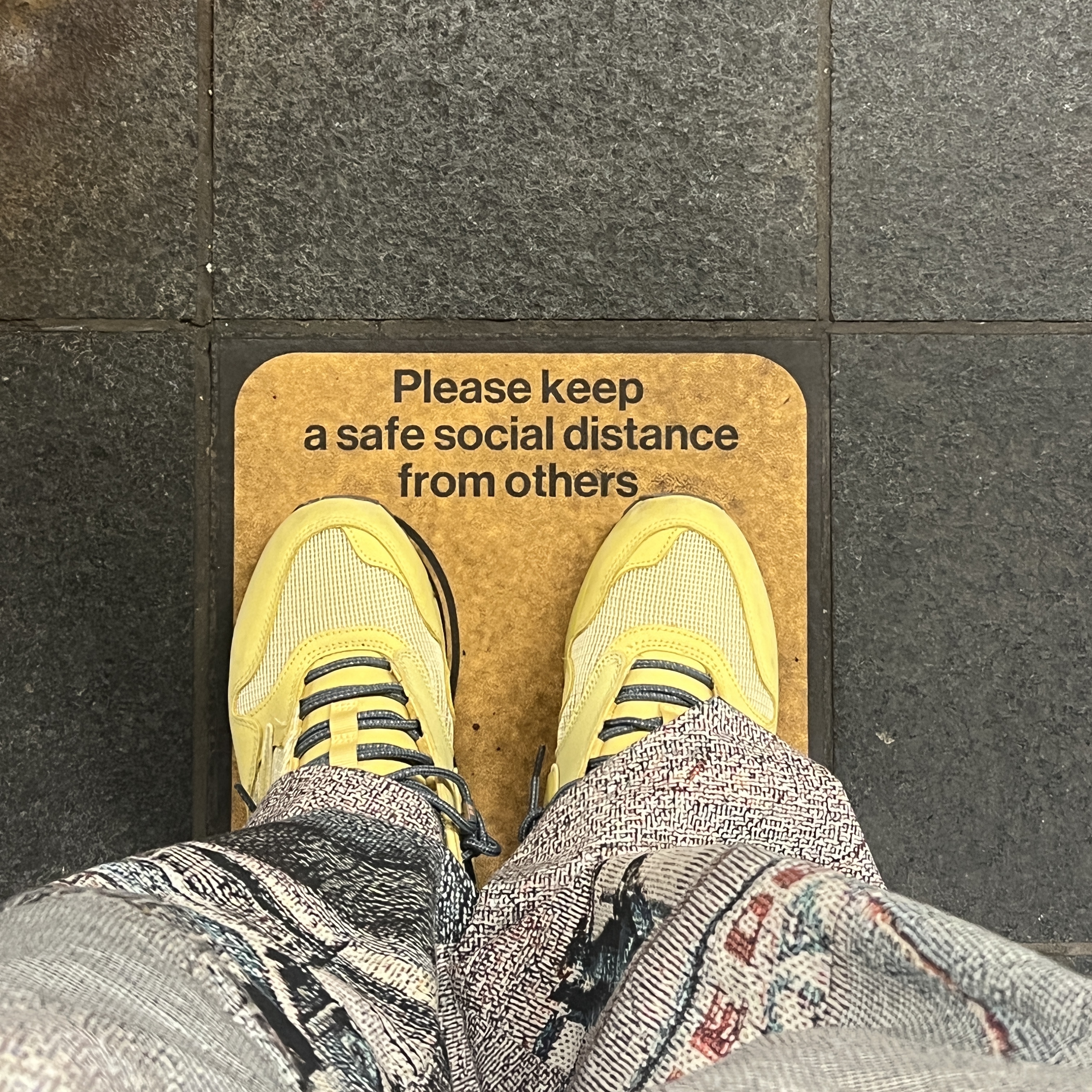 Nike x Travis Scott Air Max 1 Cact.us Gold 착용 스타일