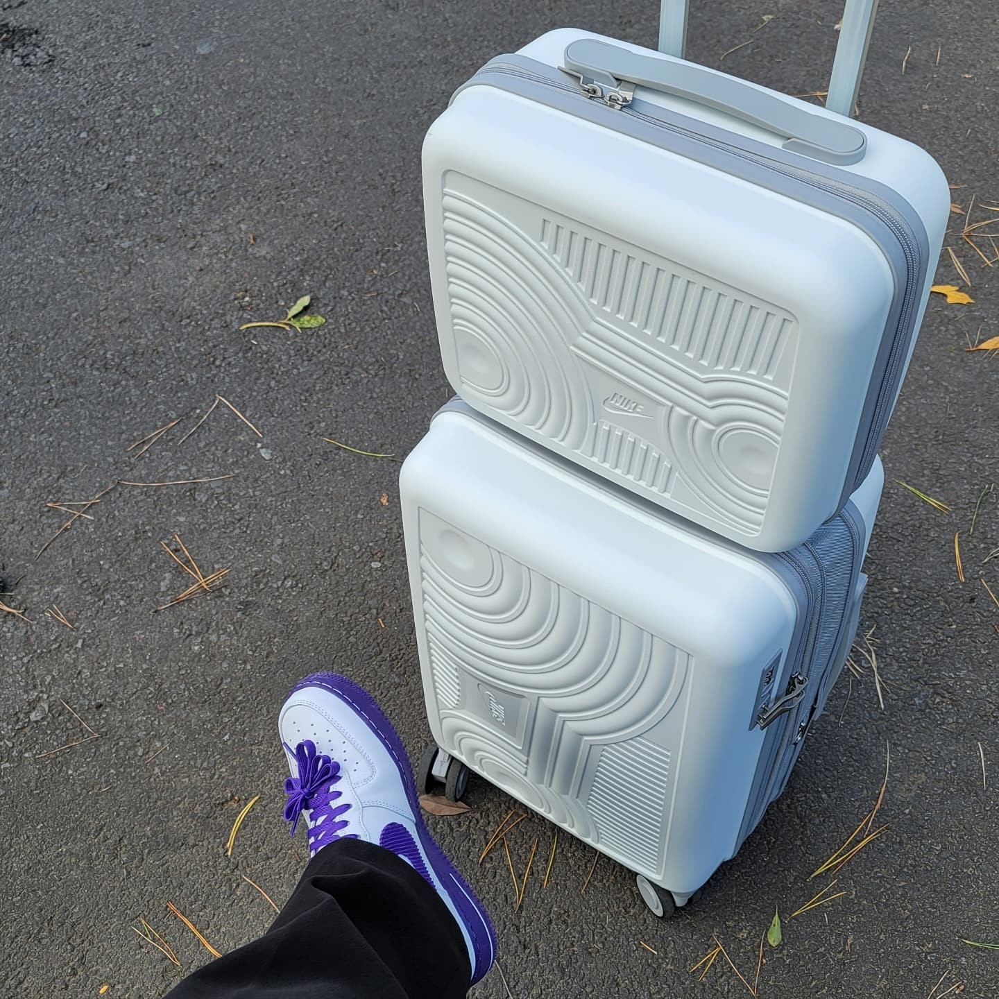Nike Air Force 1 '07 LV8 EMB White and Court Purple 착용 스타일 - 1